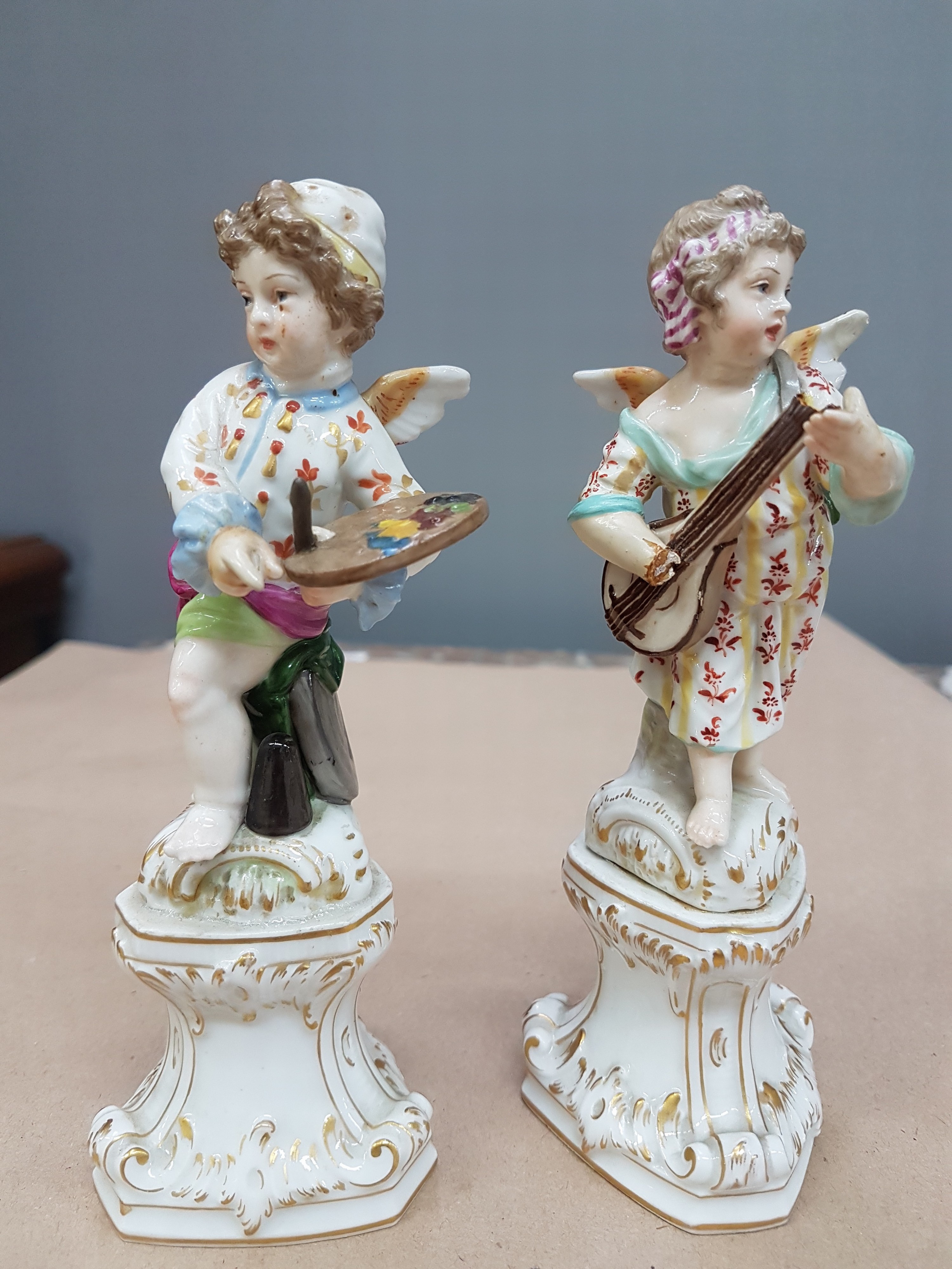 Detail a: Paar Porzellanfiguren, KPM Berlin, um 1900, verkleidete Amoretten Musikant und Maler, beide rest., Musikant vom Sockel gelöst und bestoßen, bunt ...