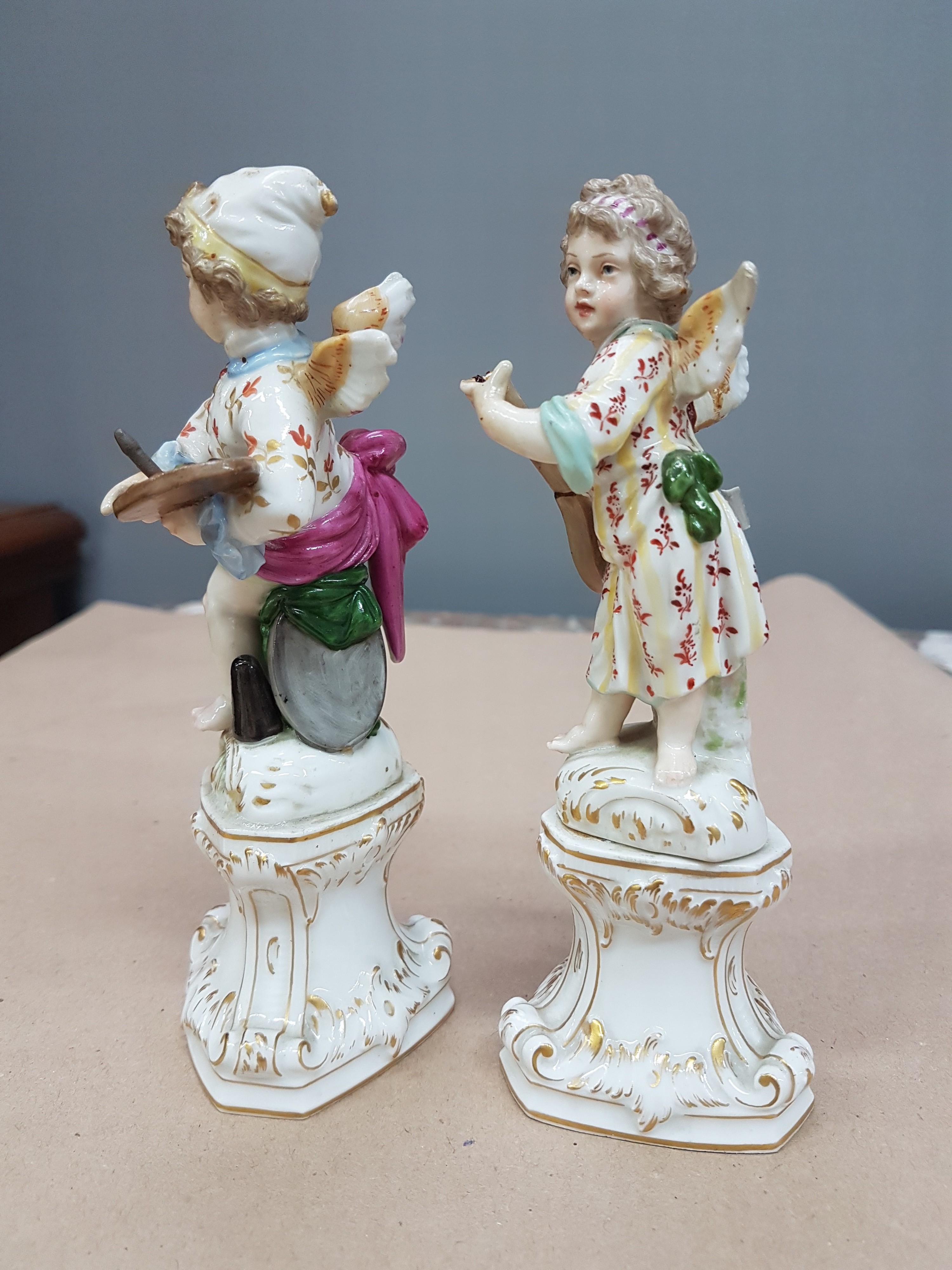 Detail b: Paar Porzellanfiguren, KPM Berlin, um 1900, verkleidete Amoretten Musikant und Maler, beide rest., Musikant vom Sockel gelöst und bestoßen, bunt ...