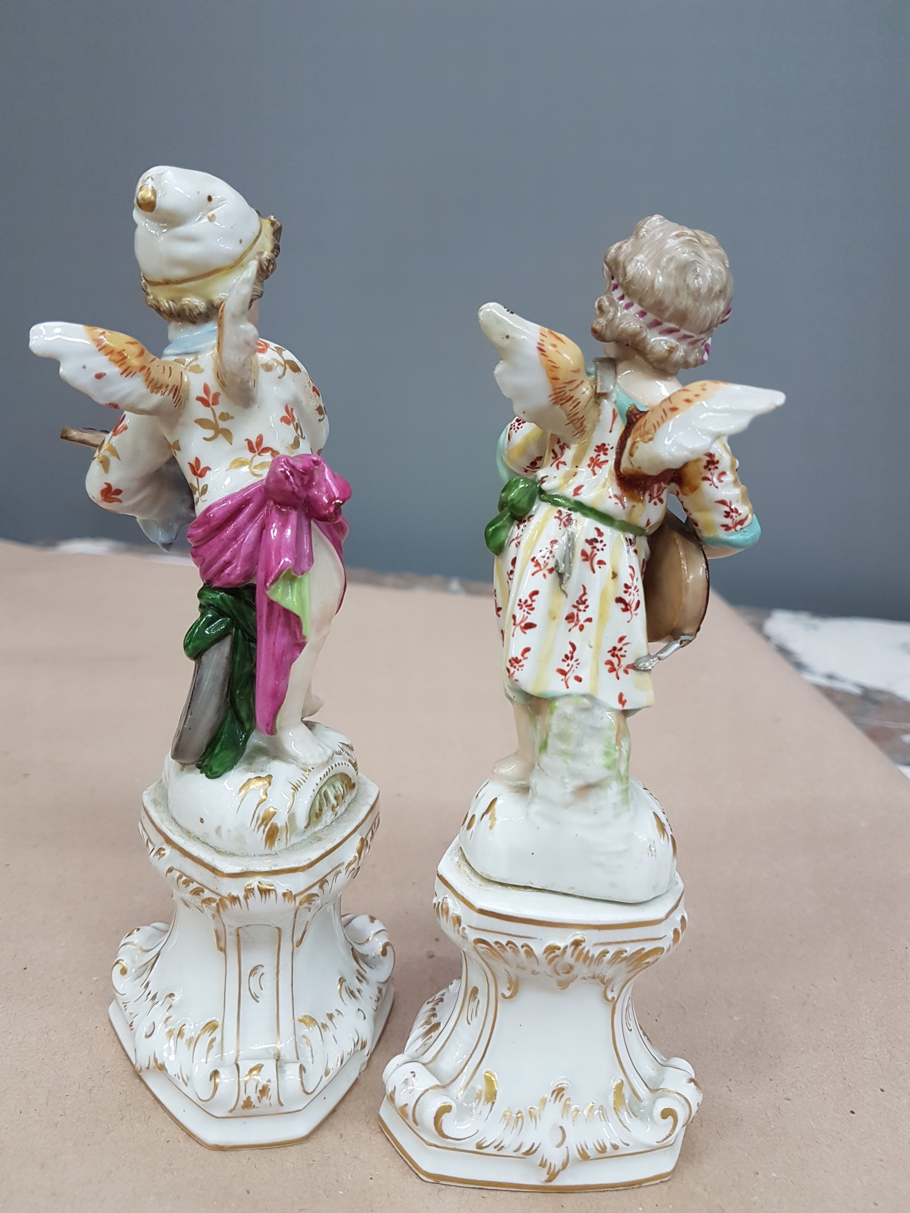 Detail c: Paar Porzellanfiguren, KPM Berlin, um 1900, verkleidete Amoretten Musikant und Maler, beide rest., Musikant vom Sockel gelöst und bestoßen, bunt ...