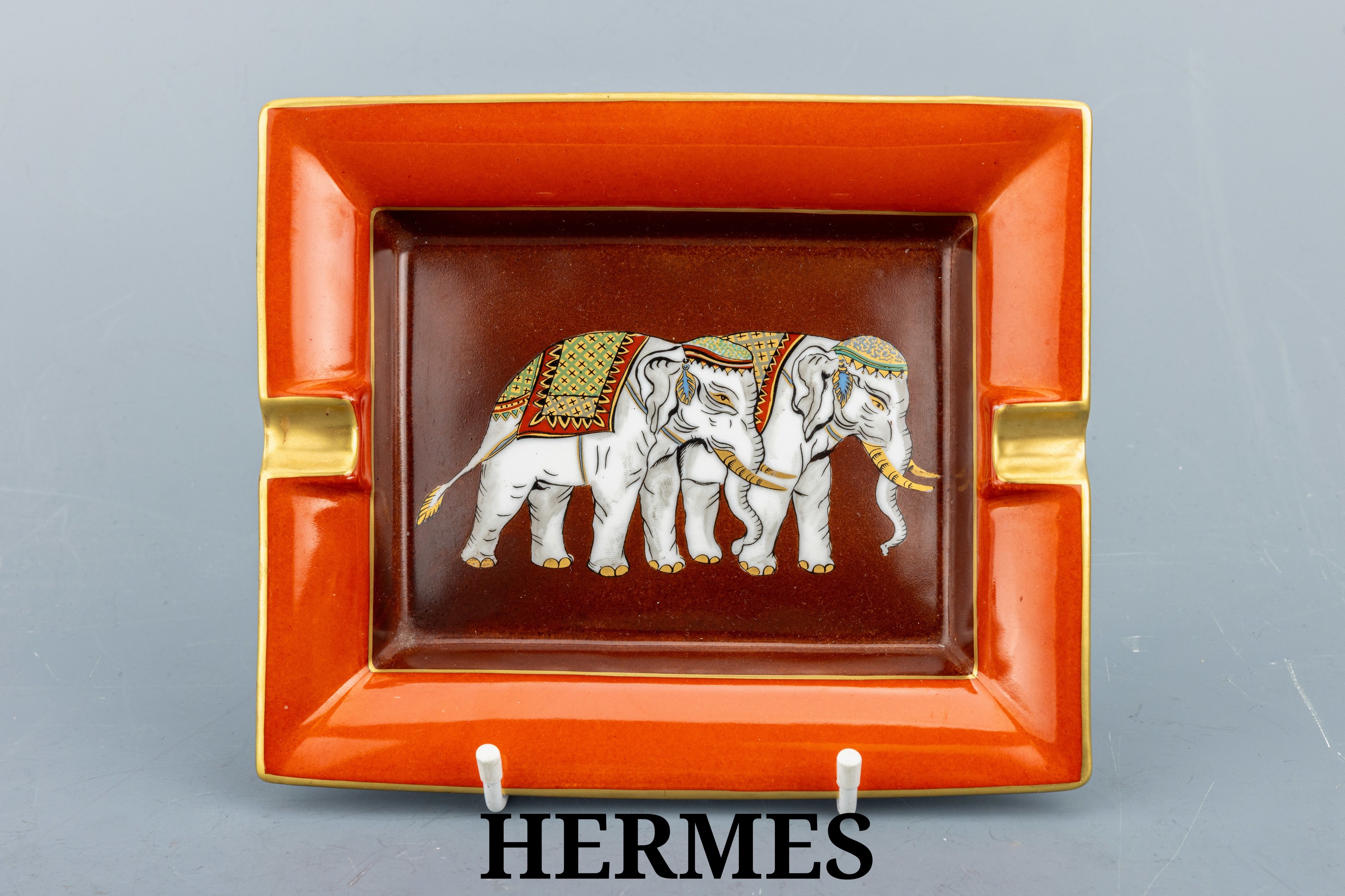 Image 27068108 - HERMES Aschenbecher, Porzellan, rotbrauner Grund mit 2 Elefanten mit ornamentalem ...