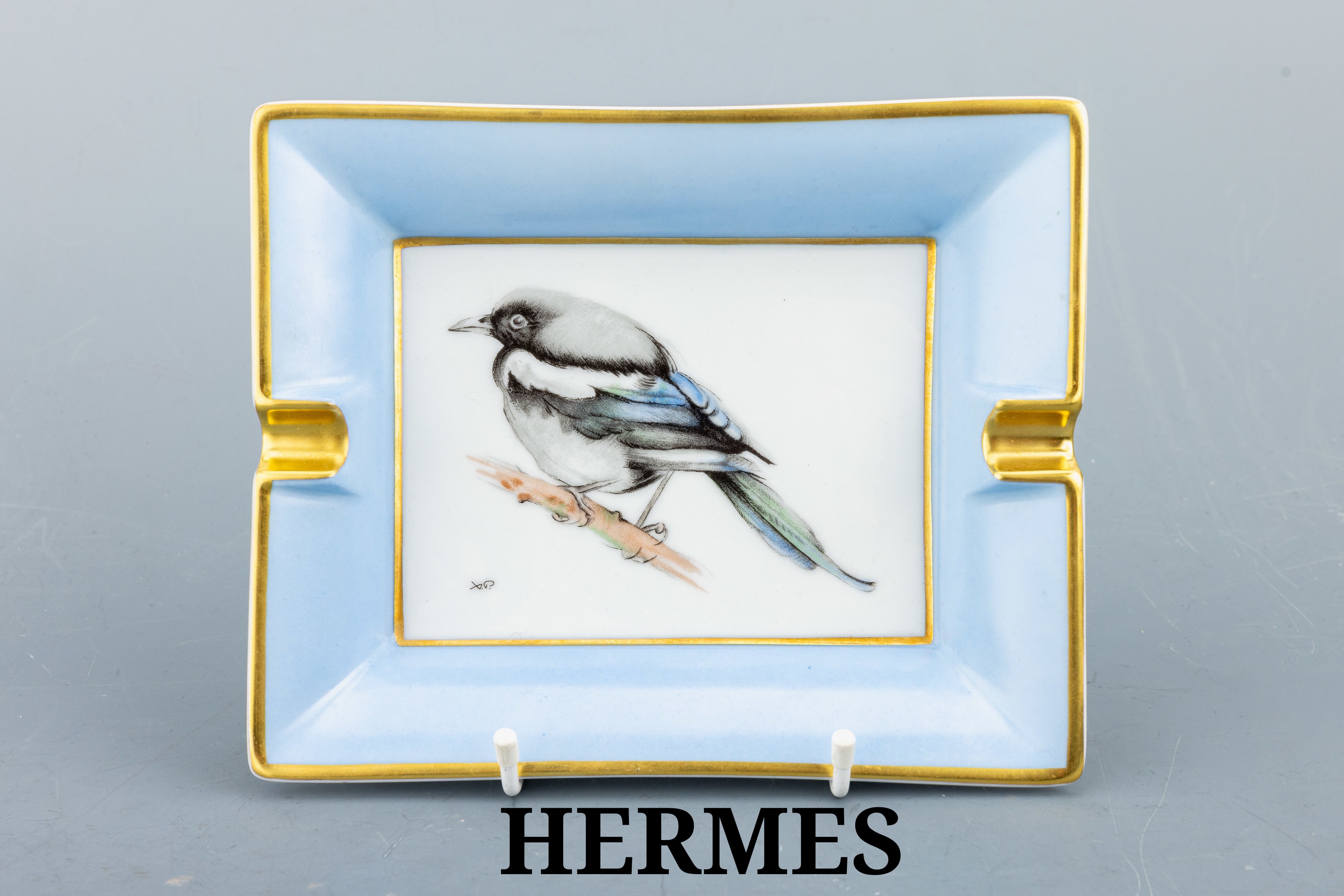 Image 27068109 - HERMES Aschenbecher, Porzellan, breiter hellblauer Rand, goldstaffierte Kanten und ...