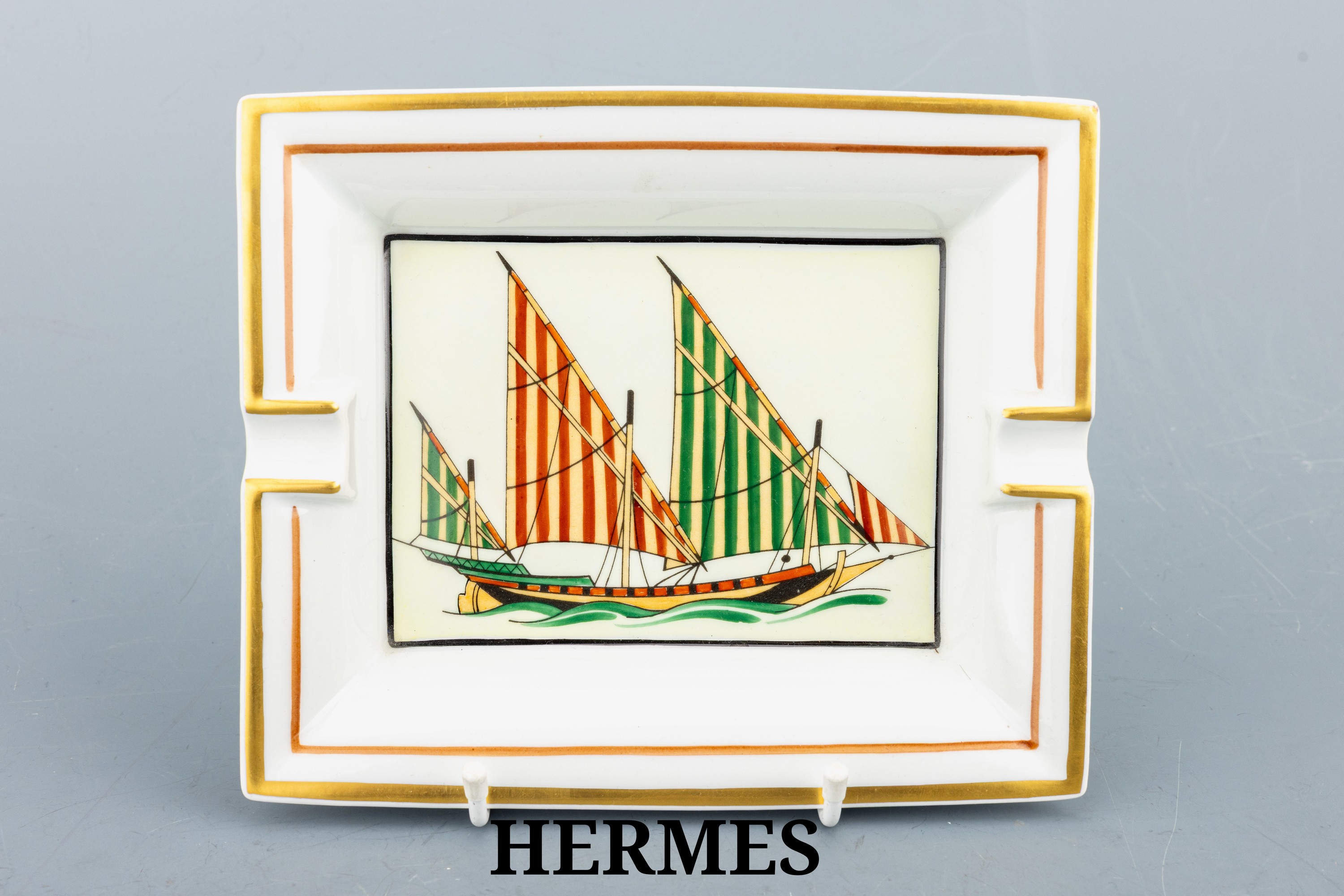 Image 27068111 - HERMES Aschenbecher, Porzellan, Darstellungeines Dreimasters mit rot-weiß und ...