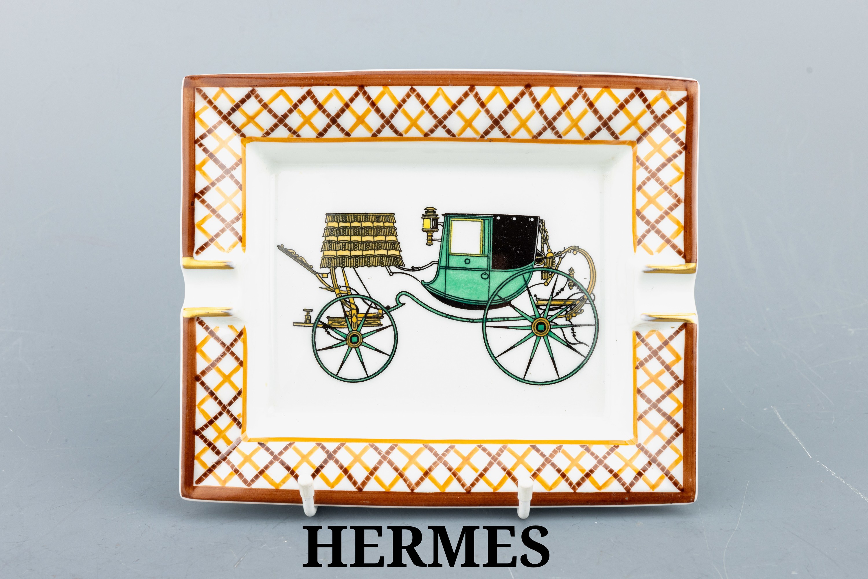 Image 27068112 - HERMES Aschenbecher, Porzellan, Darstellungeiner historischen Pferdekutsche, breiter ...