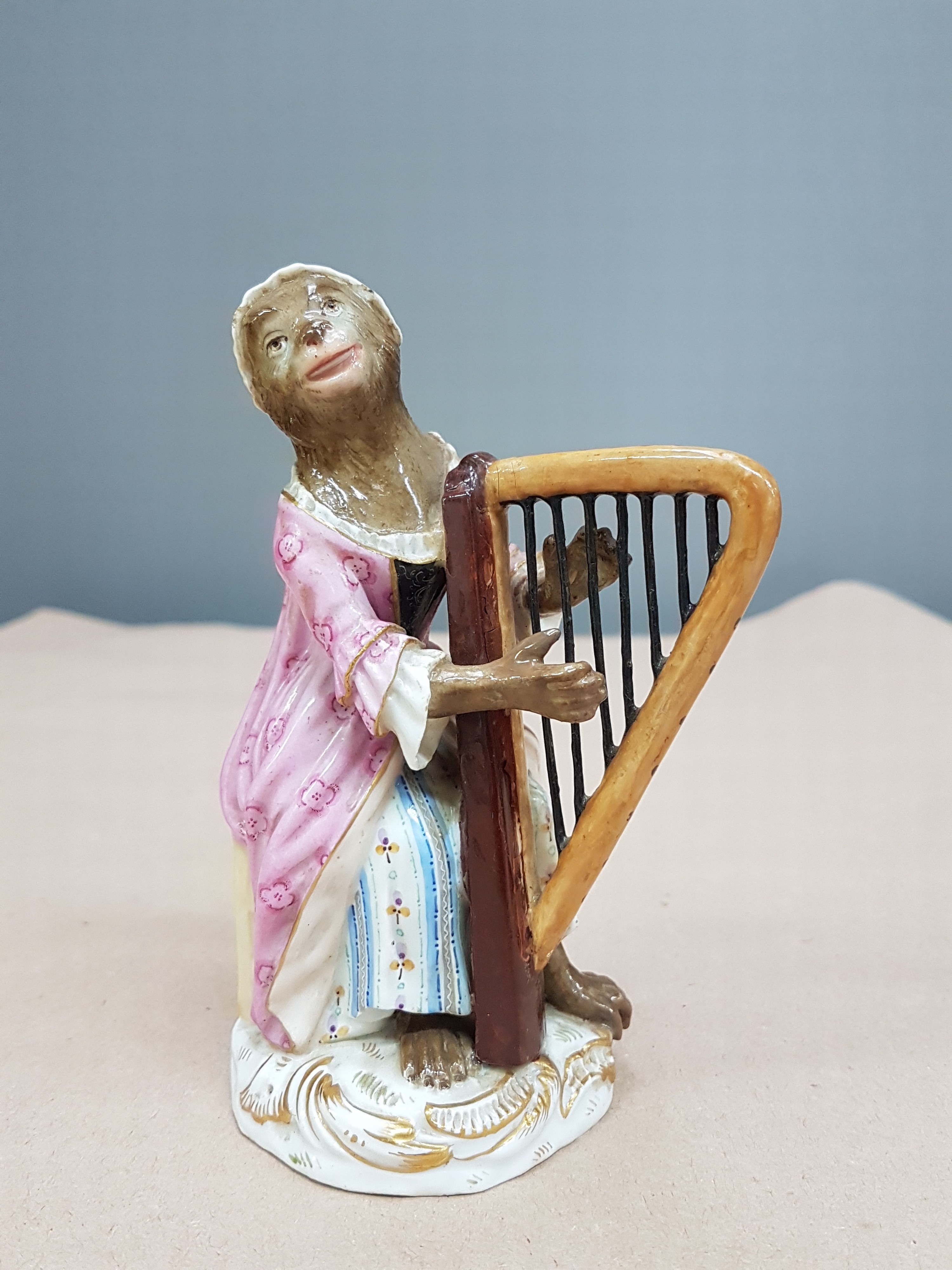 Detail a: Porzellanfigur, wohl Meissen, um 1820/30, Figur aus der Affenkapelle, Harfinistin, Modellnummer 20, Entwurf J.J. Kaendler und Peter Reinicke, ...