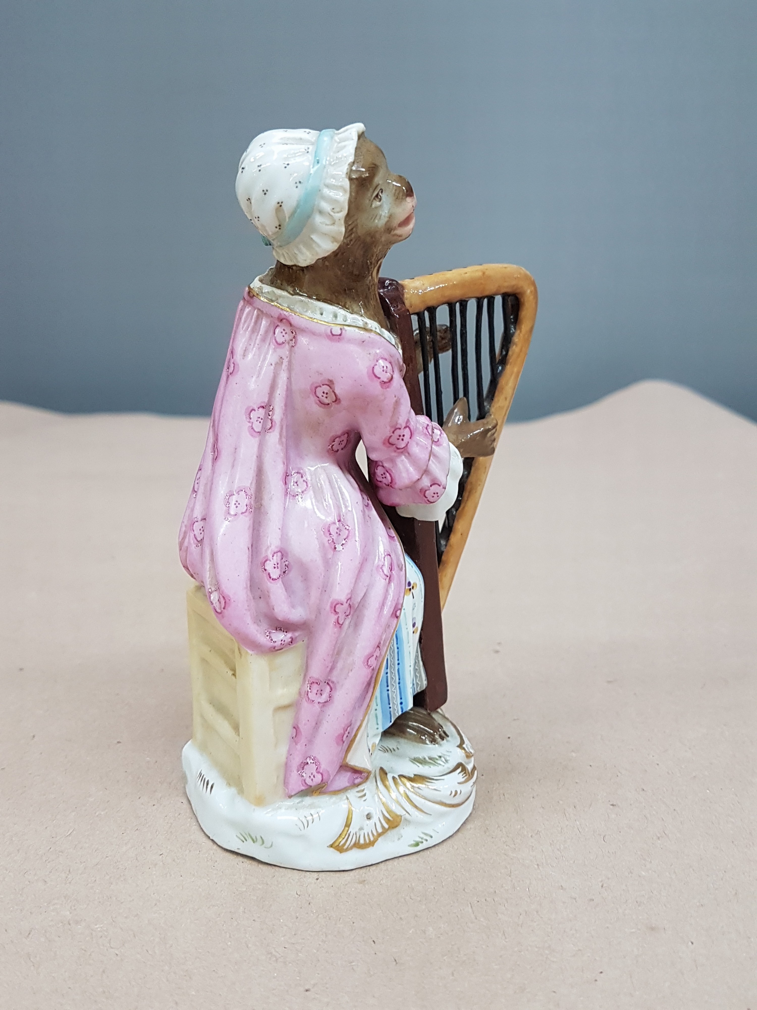 Detail b: Porzellanfigur, wohl Meissen, um 1820/30, Figur aus der Affenkapelle, Harfinistin, Modellnummer 20, Entwurf J.J. Kaendler und Peter Reinicke, ...
