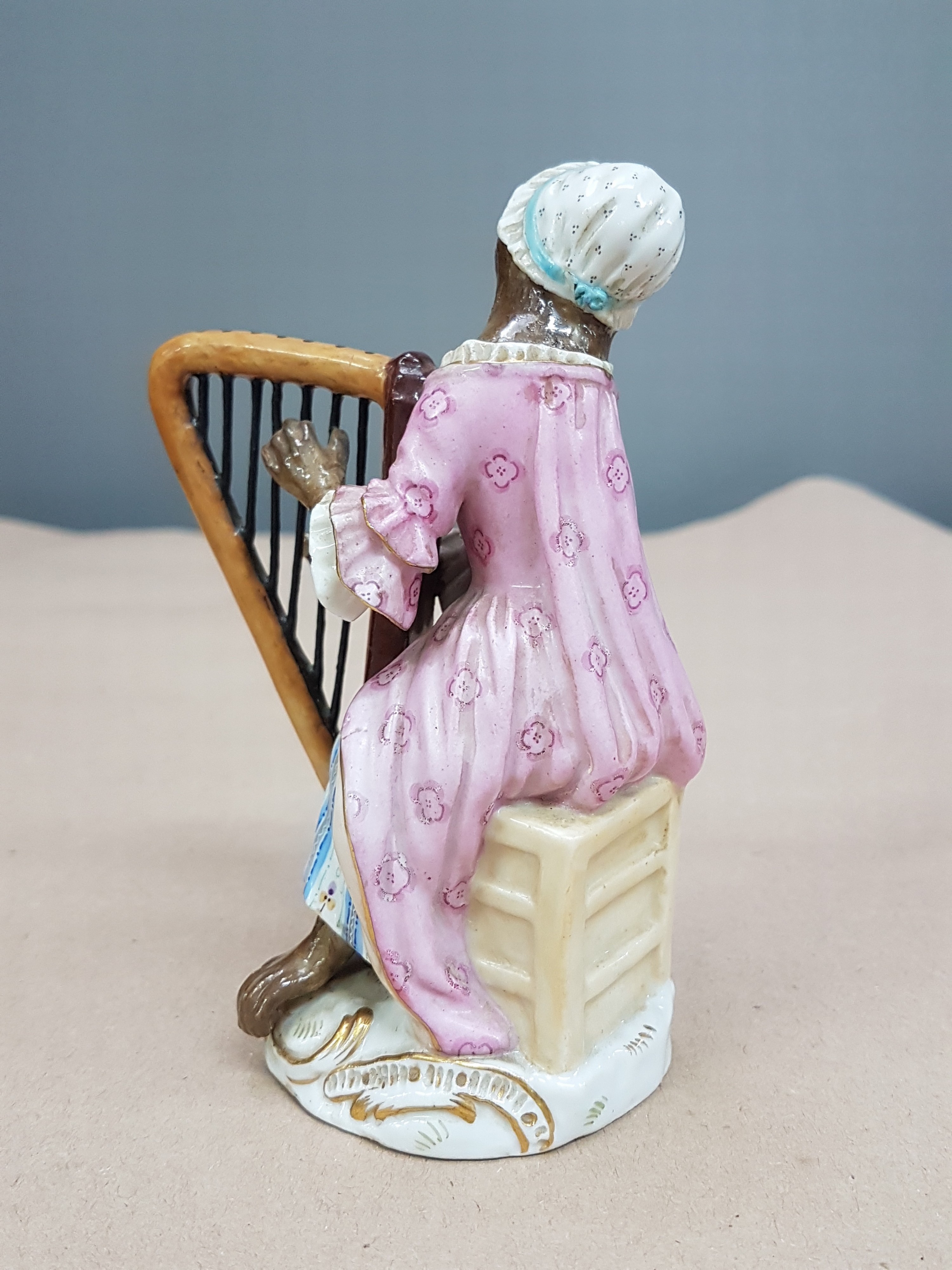 Detail c: Porzellanfigur, wohl Meissen, um 1820/30, Figur aus der Affenkapelle, Harfinistin, Modellnummer 20, Entwurf J.J. Kaendler und Peter Reinicke, ...