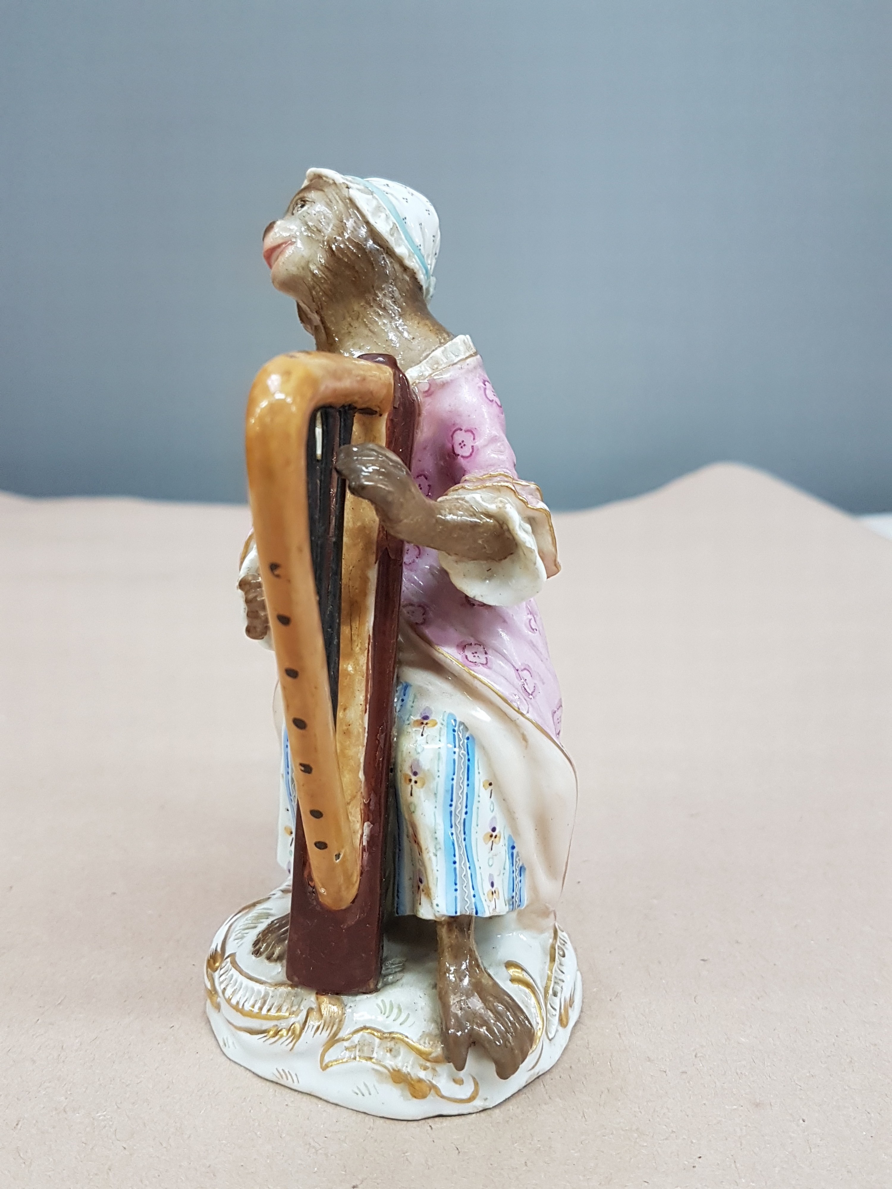Detail d: Porzellanfigur, wohl Meissen, um 1820/30, Figur aus der Affenkapelle, Harfinistin, Modellnummer 20, Entwurf J.J. Kaendler und Peter Reinicke, ...