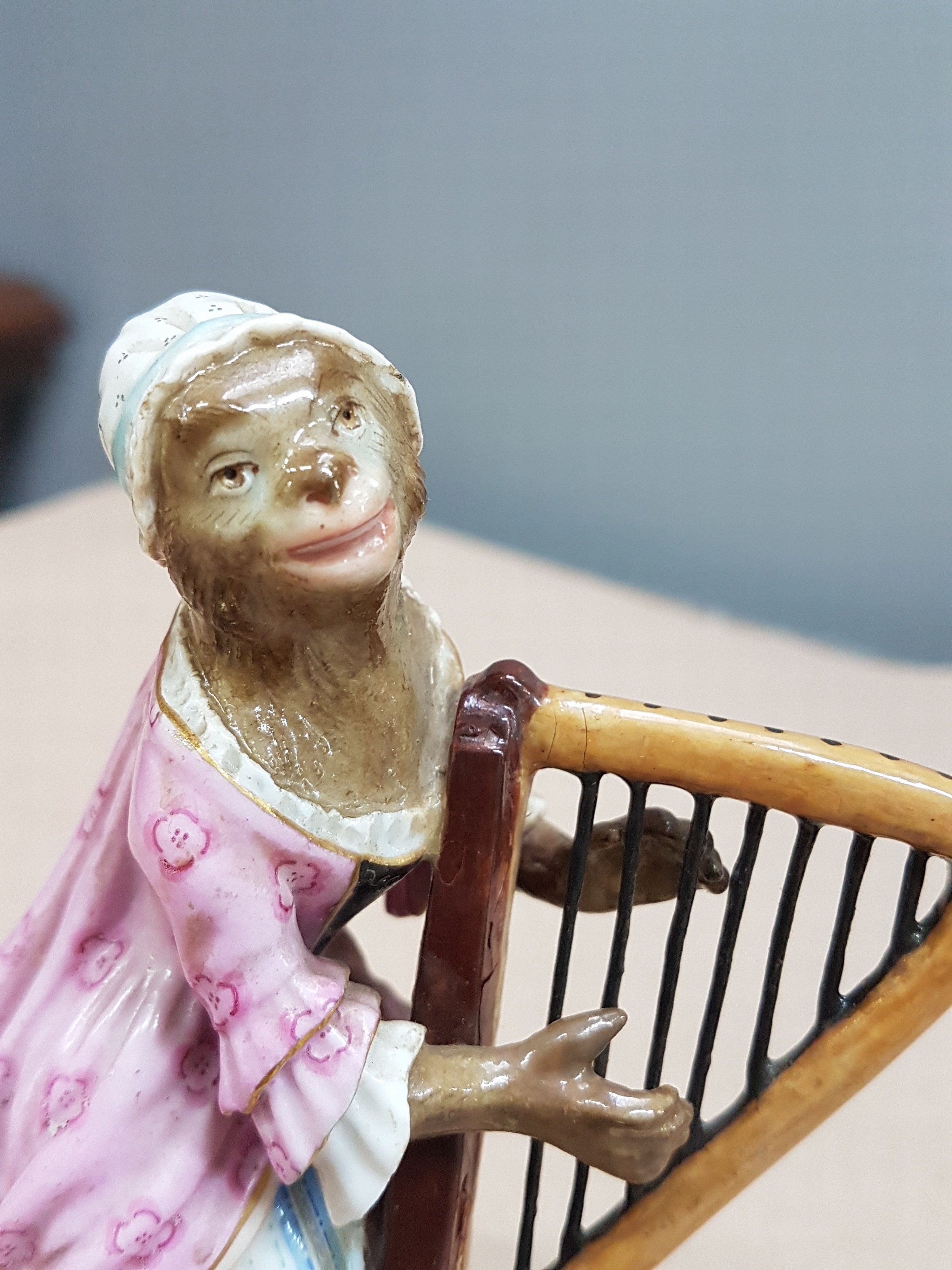 Detail e: Porzellanfigur, wohl Meissen, um 1820/30, Figur aus der Affenkapelle, Harfinistin, Modellnummer 20, Entwurf J.J. Kaendler und Peter Reinicke, ...