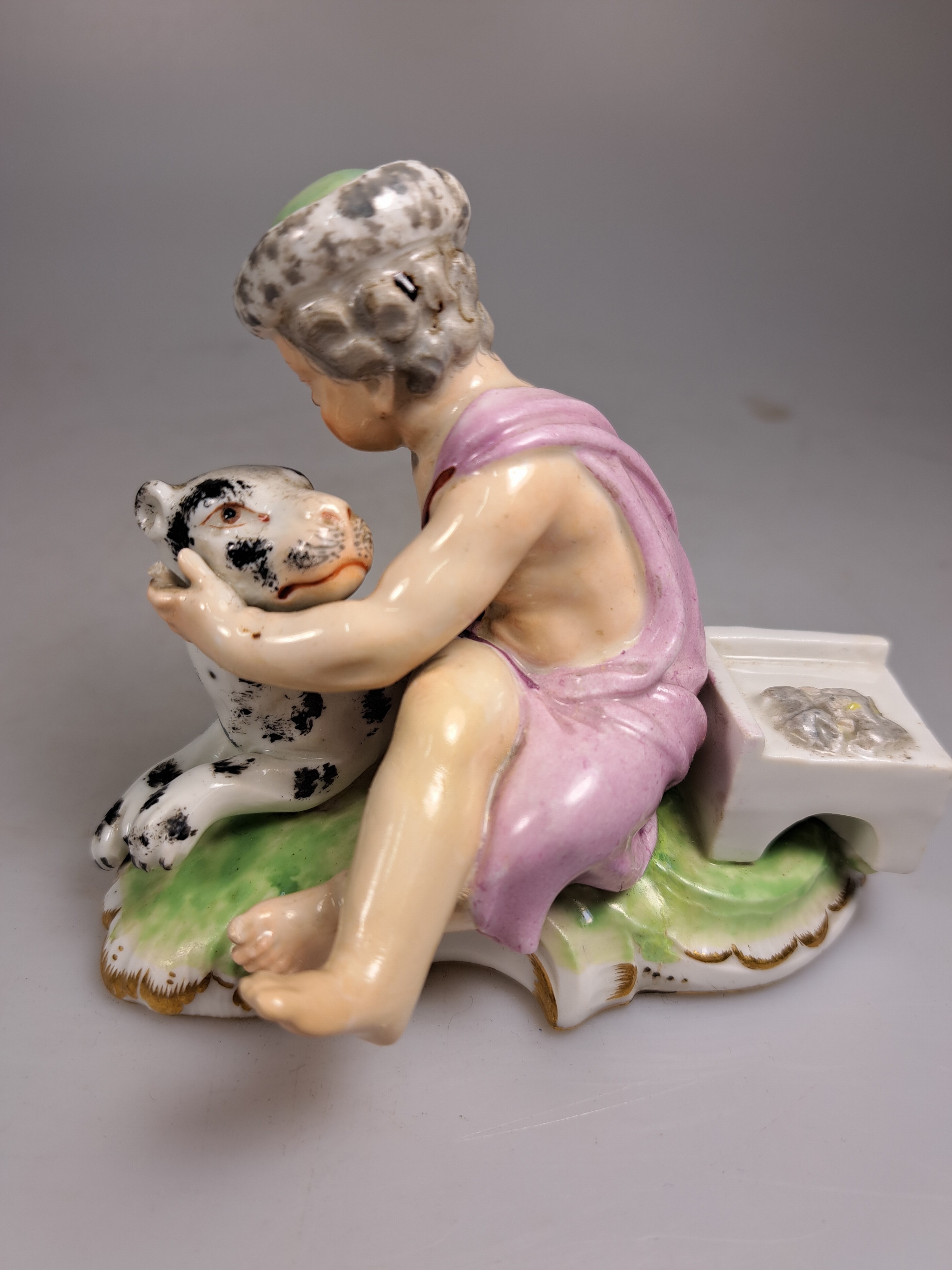 Detail a: Zwei Porzellanfiguren 18./19. Jh., a. Essigverkäufer, nach Meissener Vorbild, 13.5 cm, b. Allegorie auf den Winter, Wiener Bindenschild, 84 und ...