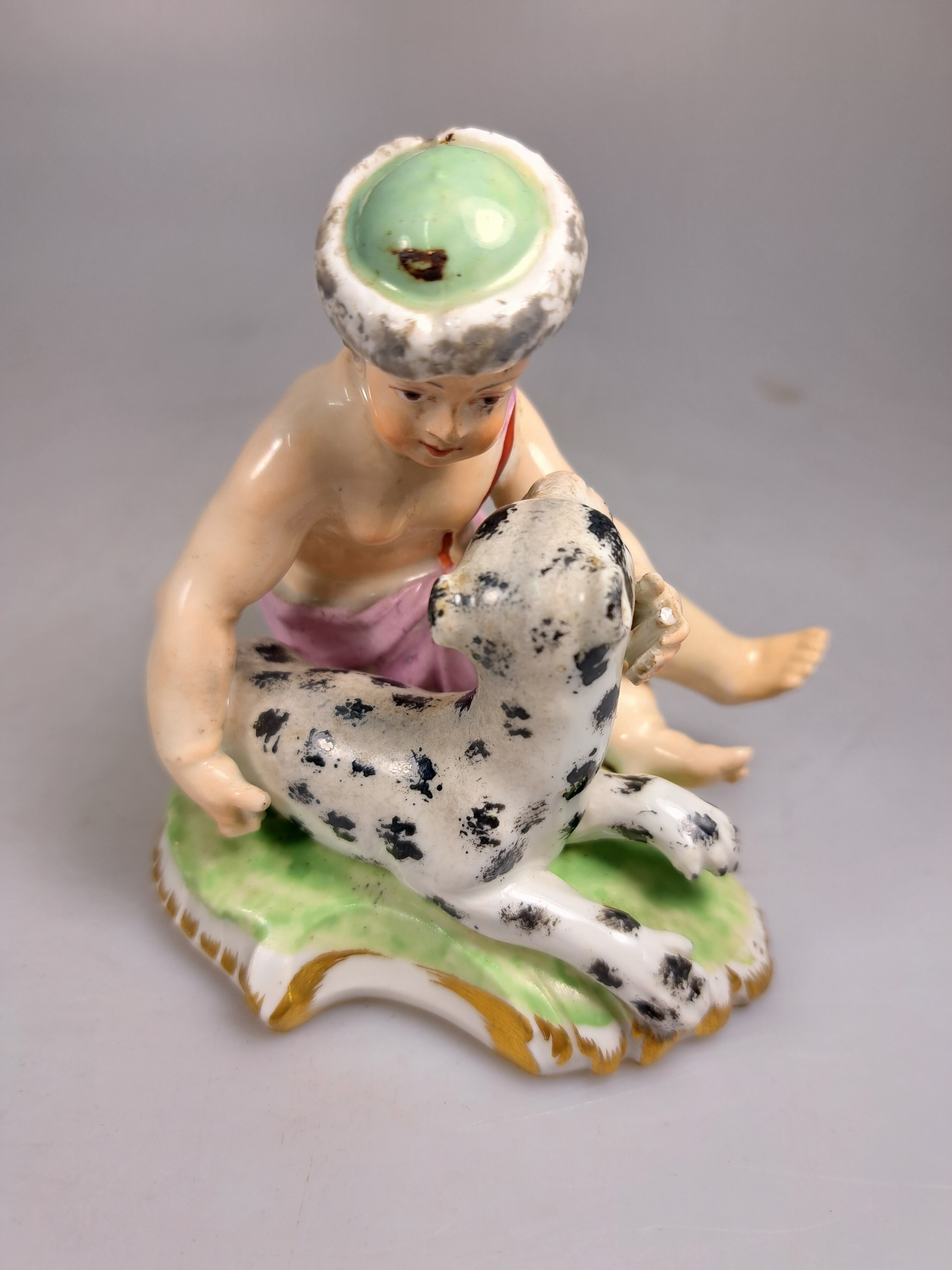 Detail b: Zwei Porzellanfiguren 18./19. Jh., a. Essigverkäufer, nach Meissener Vorbild, 13.5 cm, b. Allegorie auf den Winter, Wiener Bindenschild, 84 und ...
