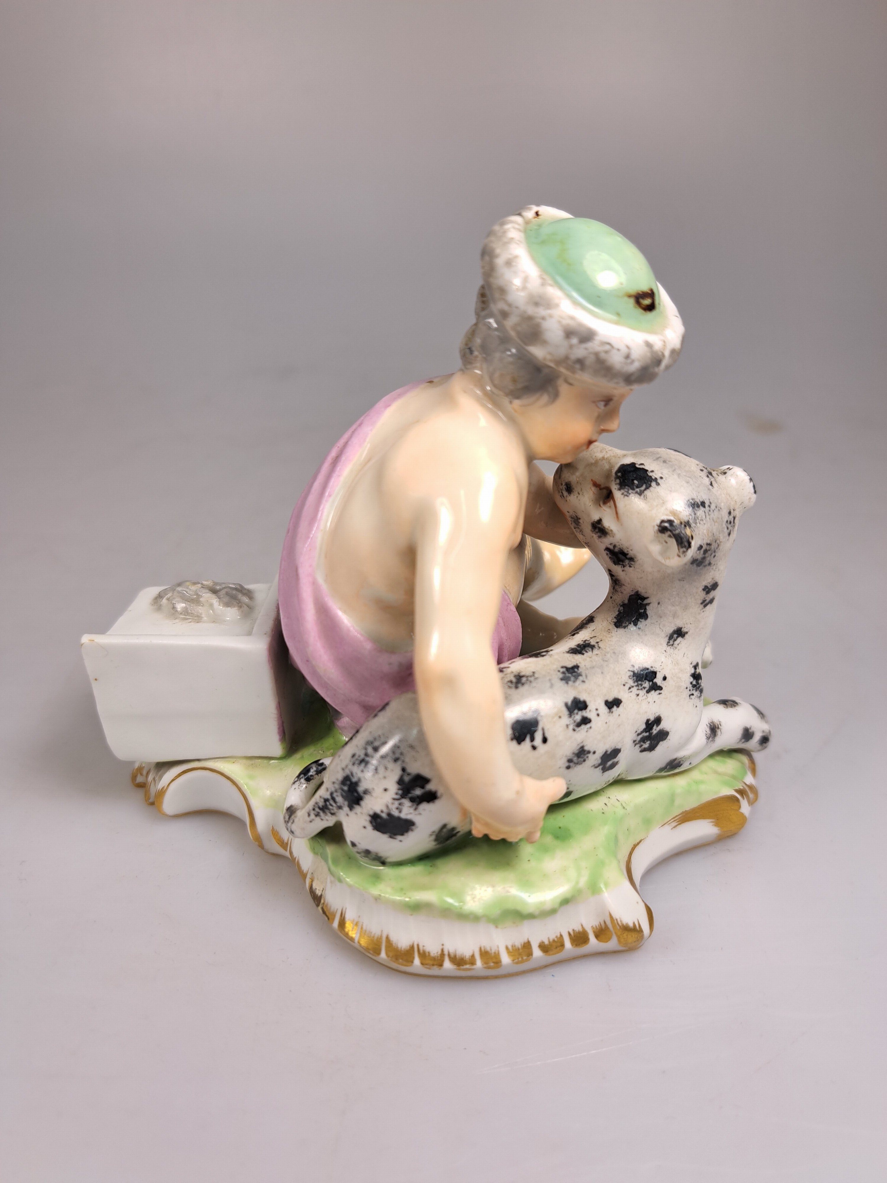 Detail c: Zwei Porzellanfiguren 18./19. Jh., a. Essigverkäufer, nach Meissener Vorbild, 13.5 cm, b. Allegorie auf den Winter, Wiener Bindenschild, 84 und ...
