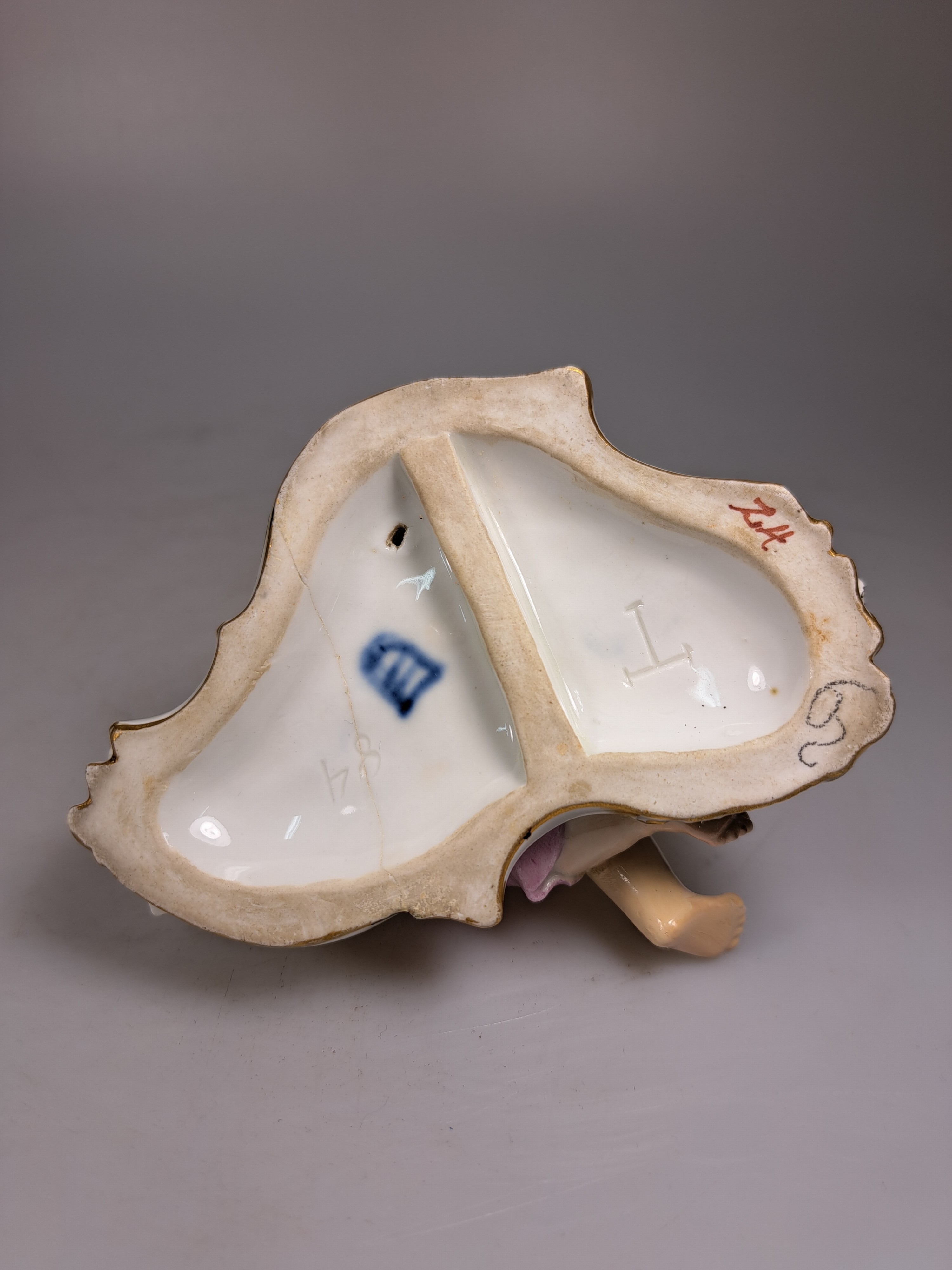 Detail d: Zwei Porzellanfiguren 18./19. Jh., a. Essigverkäufer, nach Meissener Vorbild, 13.5 cm, b. Allegorie auf den Winter, Wiener Bindenschild, 84 und ...