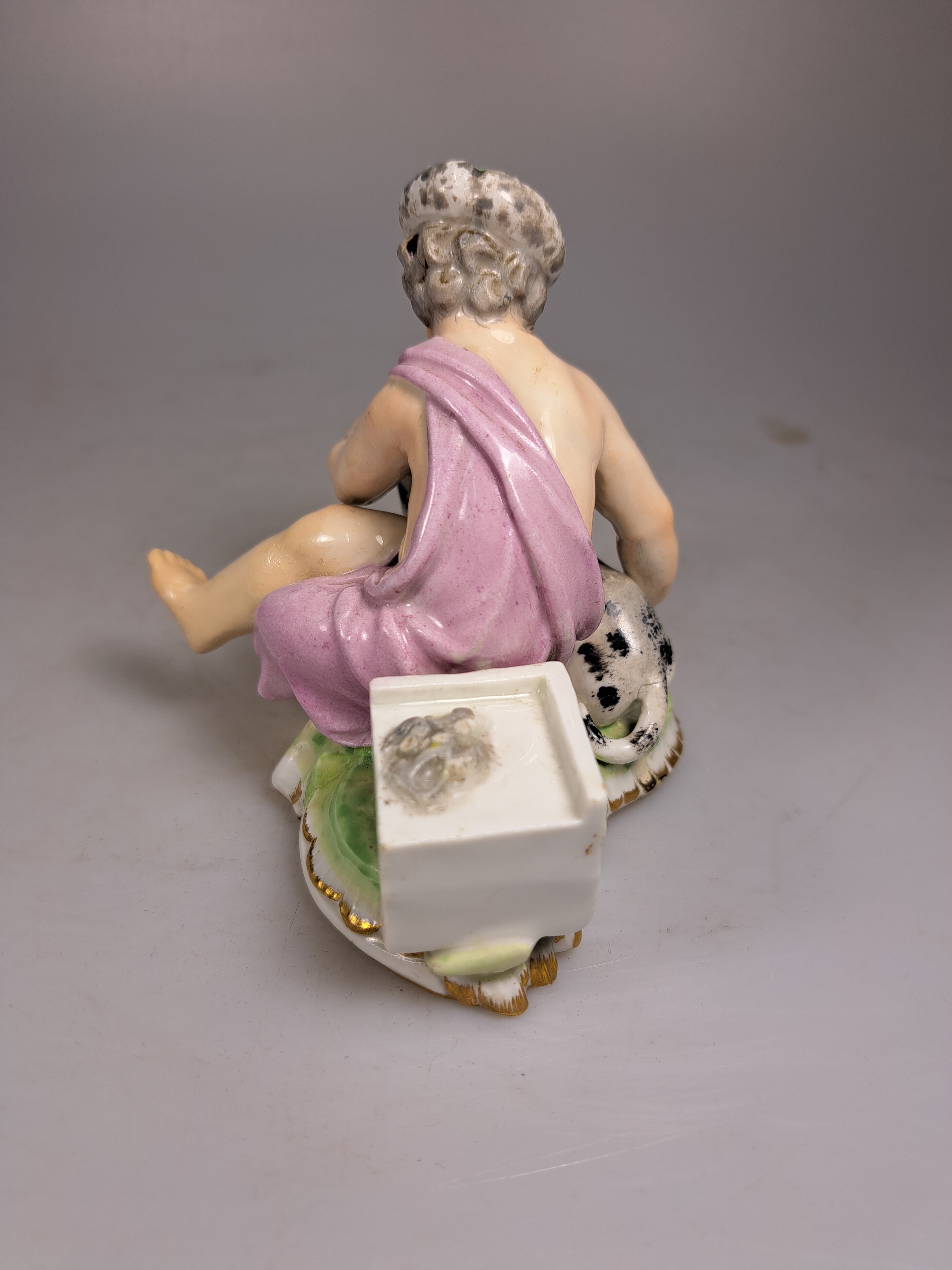 Detail e: Zwei Porzellanfiguren 18./19. Jh., a. Essigverkäufer, nach Meissener Vorbild, 13.5 cm, b. Allegorie auf den Winter, Wiener Bindenschild, 84 und ...