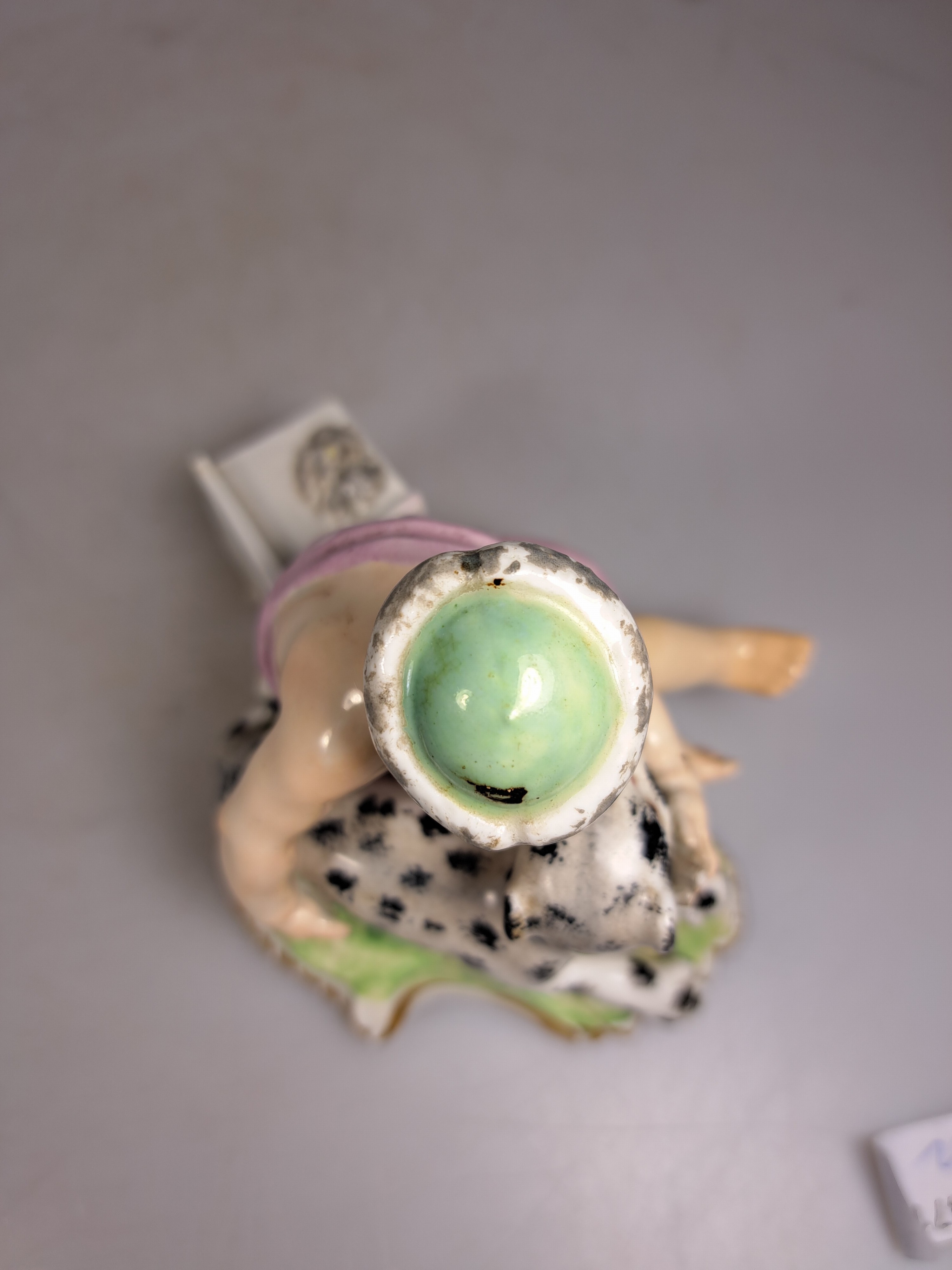 Detail f: Zwei Porzellanfiguren 18./19. Jh., a. Essigverkäufer, nach Meissener Vorbild, 13.5 cm, b. Allegorie auf den Winter, Wiener Bindenschild, 84 und ...