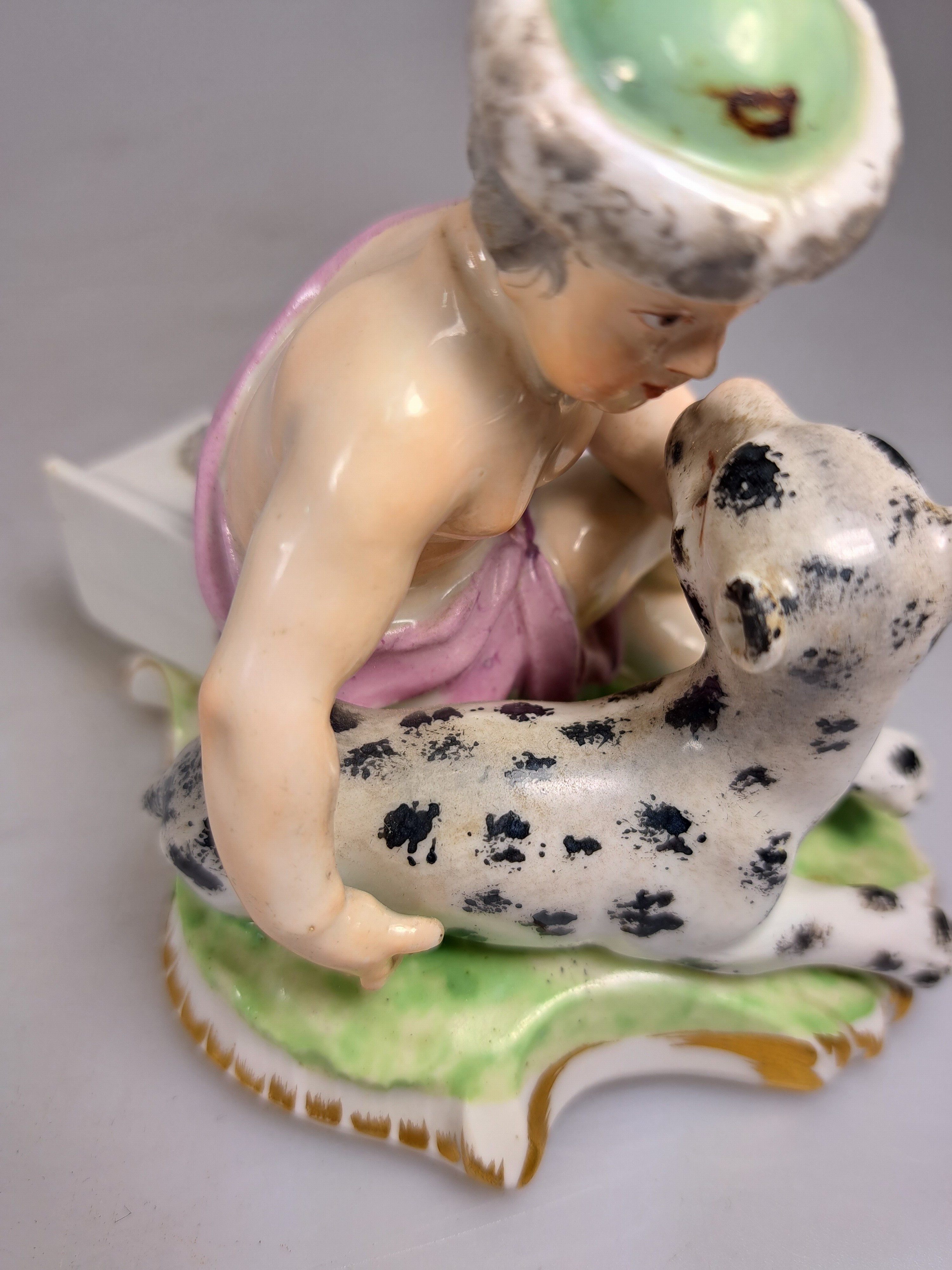 Detail g: Zwei Porzellanfiguren 18./19. Jh., a. Essigverkäufer, nach Meissener Vorbild, 13.5 cm, b. Allegorie auf den Winter, Wiener Bindenschild, 84 und ...