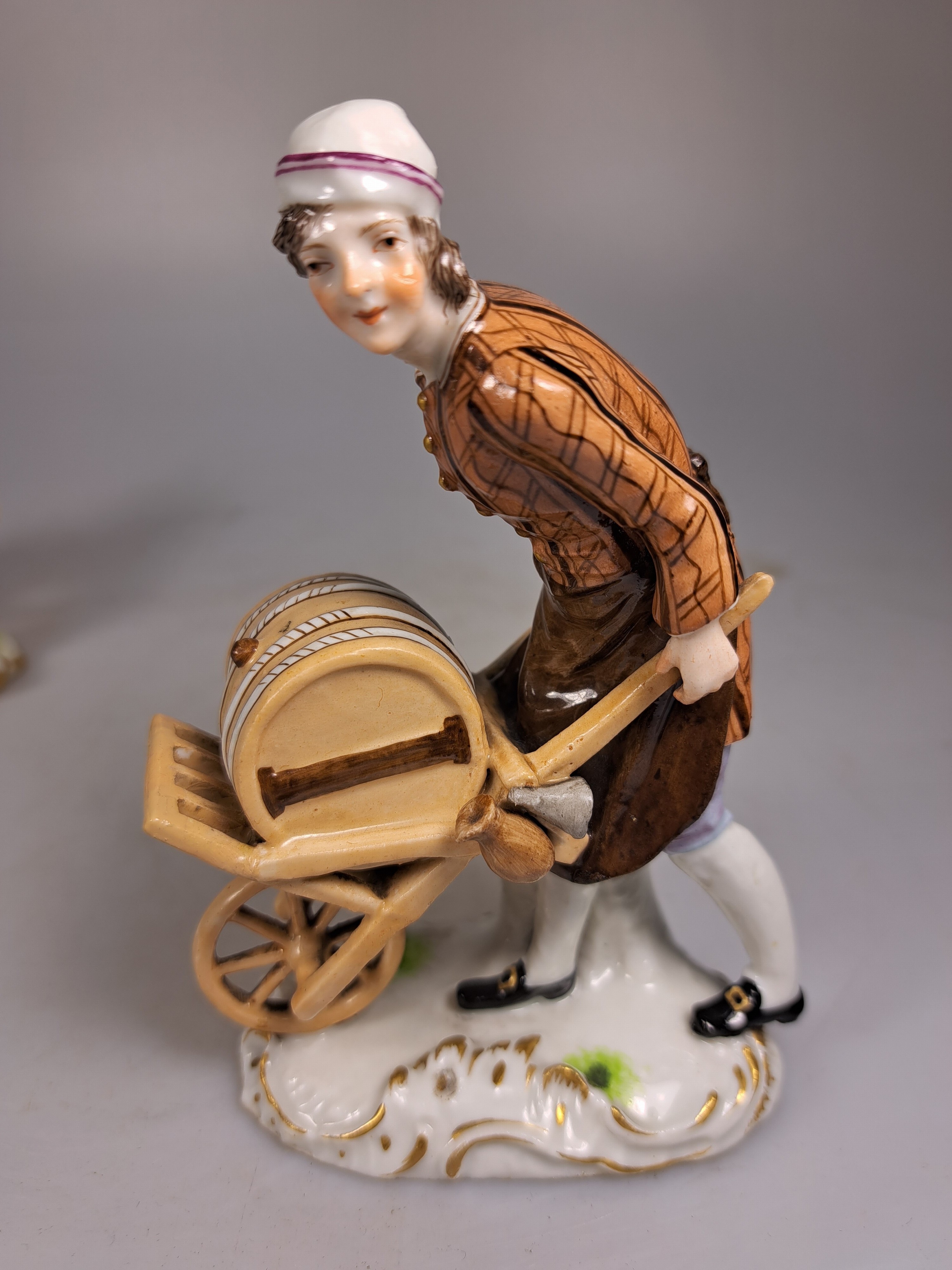 Detail h: Zwei Porzellanfiguren 18./19. Jh., a. Essigverkäufer, nach Meissener Vorbild, 13.5 cm, b. Allegorie auf den Winter, Wiener Bindenschild, 84 und ...
