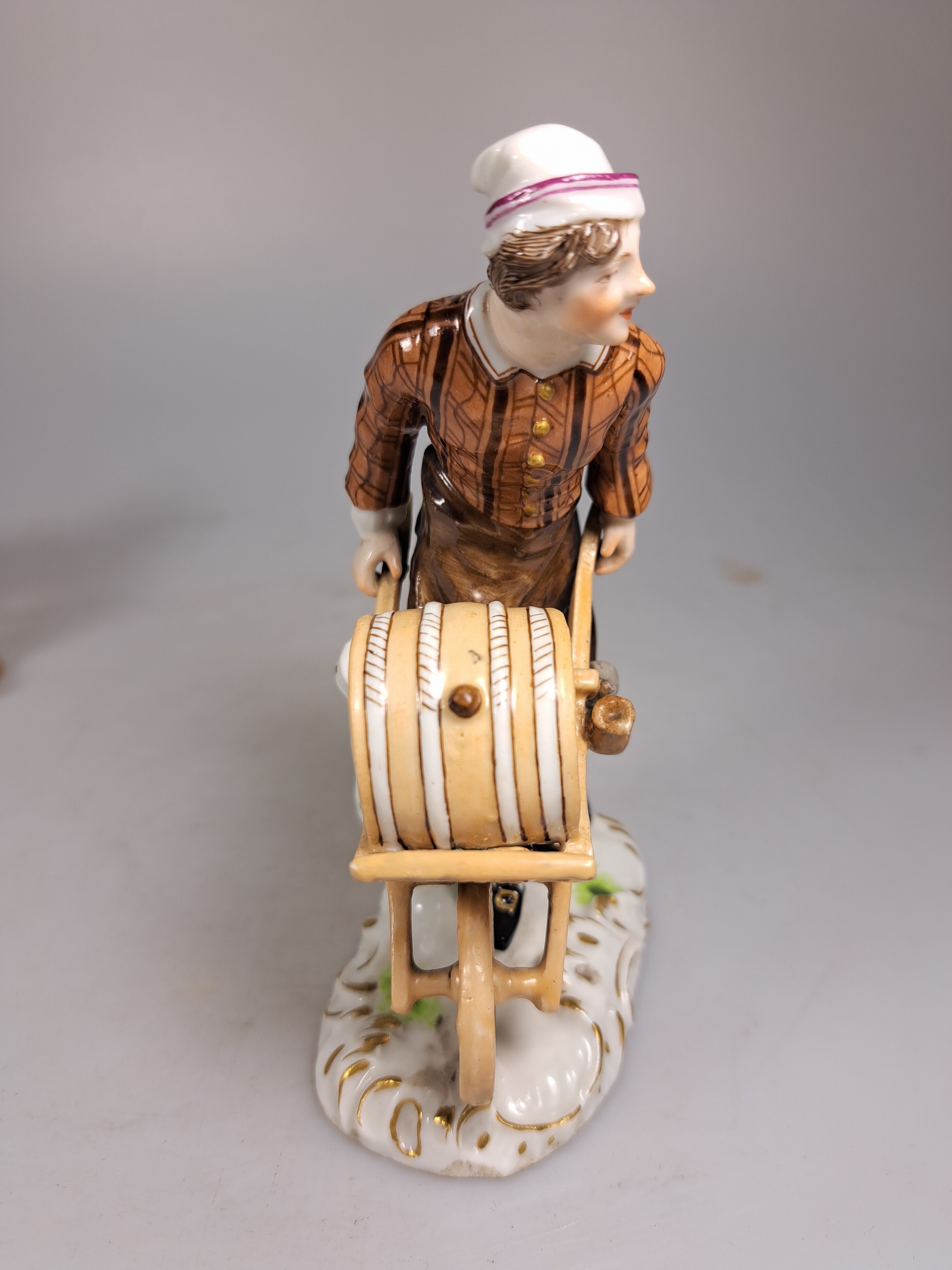 Detail i: Zwei Porzellanfiguren 18./19. Jh., a. Essigverkäufer, nach Meissener Vorbild, 13.5 cm, b. Allegorie auf den Winter, Wiener Bindenschild, 84 und ...