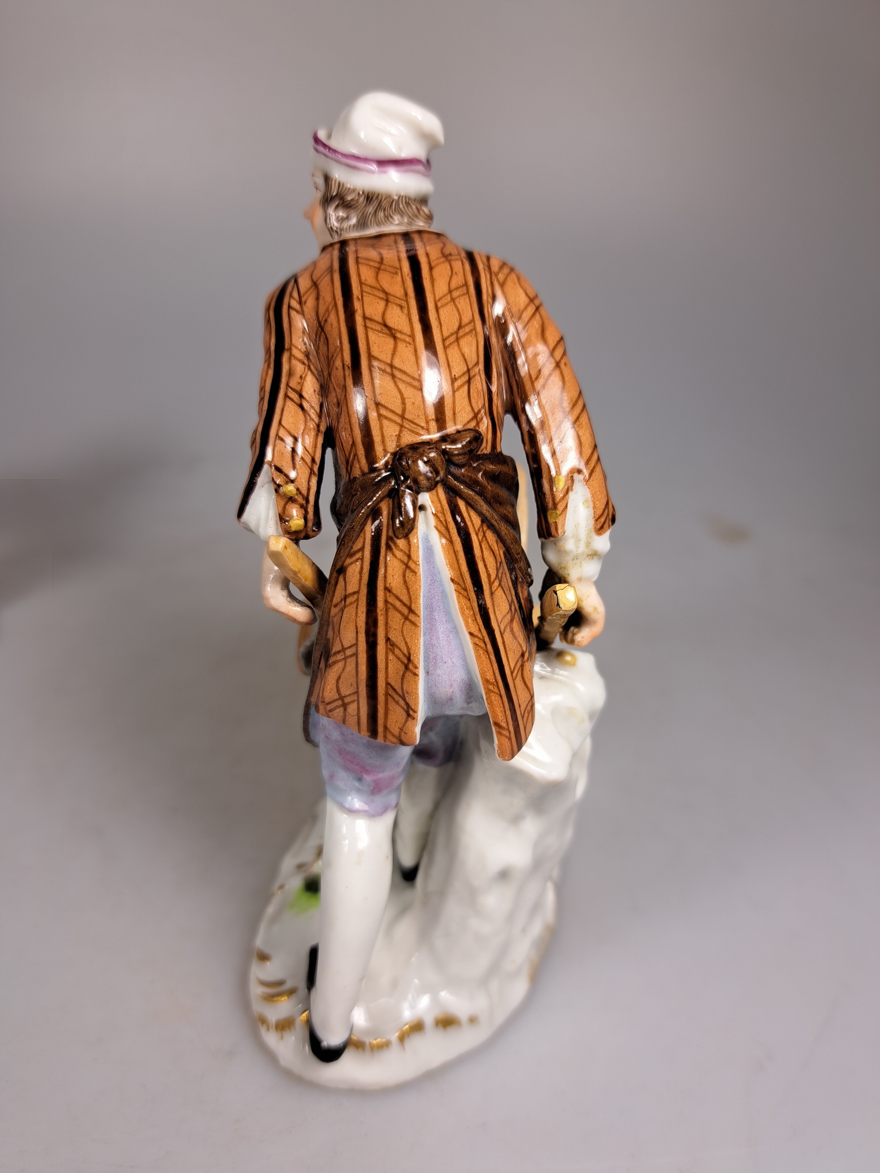 Detail k: Zwei Porzellanfiguren 18./19. Jh., a. Essigverkäufer, nach Meissener Vorbild, 13.5 cm, b. Allegorie auf den Winter, Wiener Bindenschild, 84 und ...