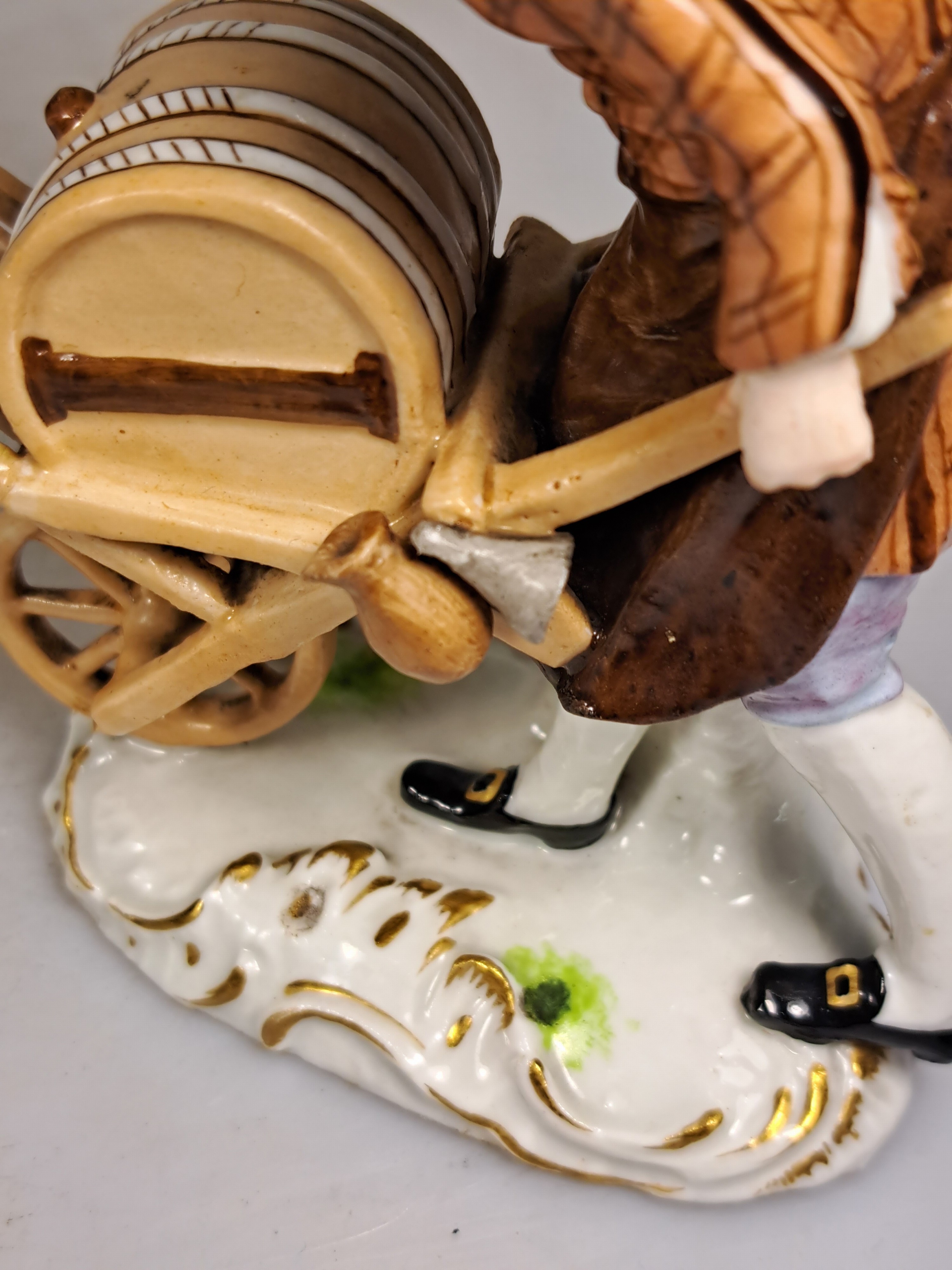 Detail m: Zwei Porzellanfiguren 18./19. Jh., a. Essigverkäufer, nach Meissener Vorbild, 13.5 cm, b. Allegorie auf den Winter, Wiener Bindenschild, 84 und ...