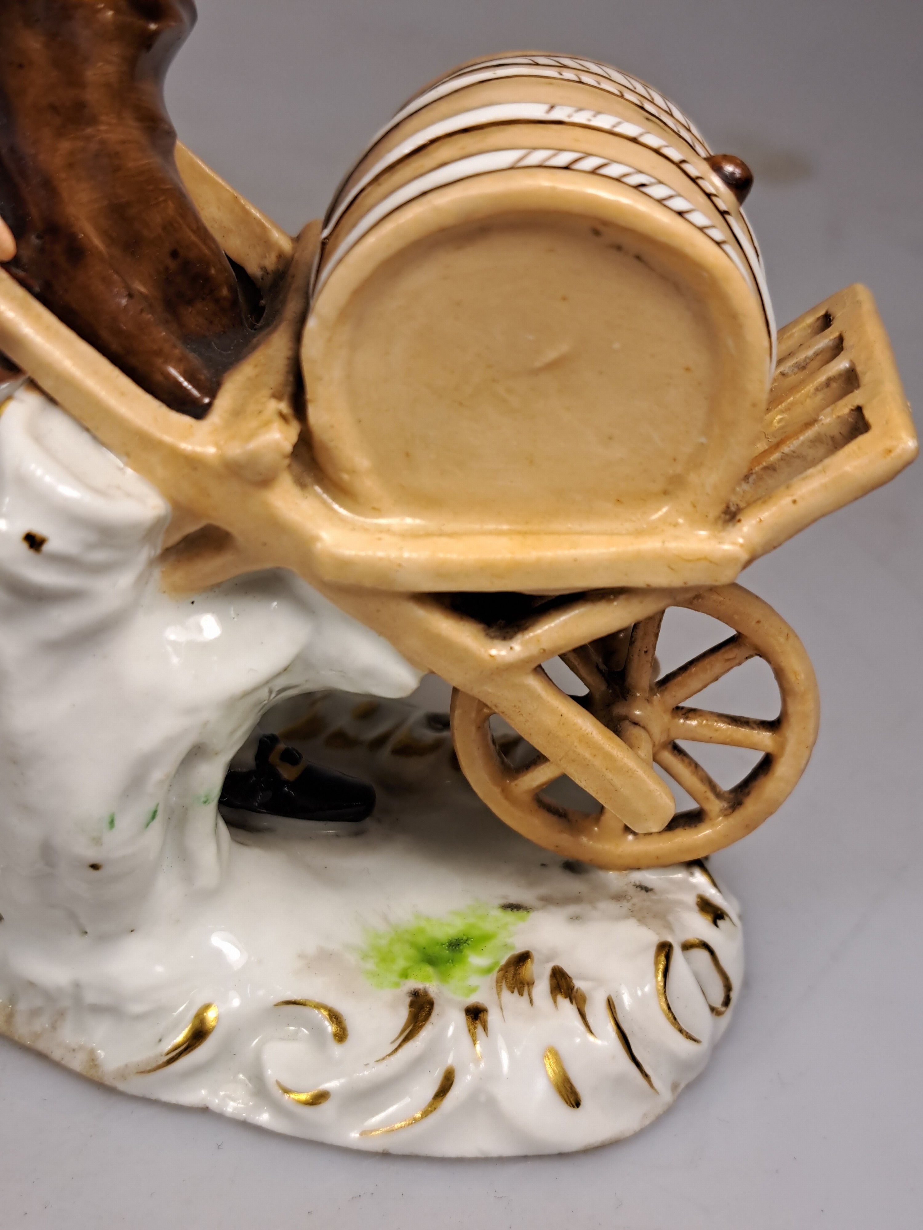 Detail n: Zwei Porzellanfiguren 18./19. Jh., a. Essigverkäufer, nach Meissener Vorbild, 13.5 cm, b. Allegorie auf den Winter, Wiener Bindenschild, 84 und ...