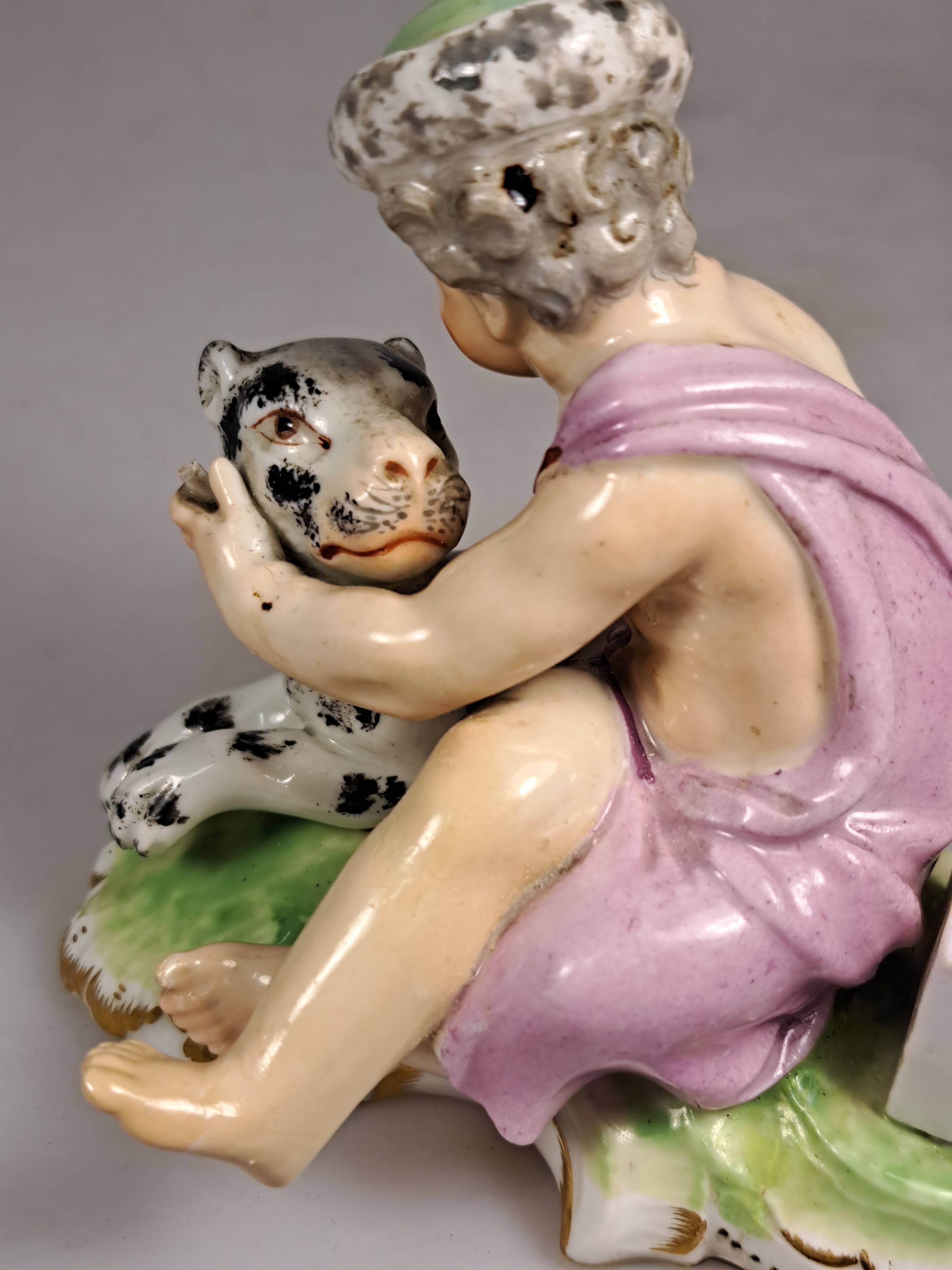 Detail o: Zwei Porzellanfiguren 18./19. Jh., a. Essigverkäufer, nach Meissener Vorbild, 13.5 cm, b. Allegorie auf den Winter, Wiener Bindenschild, 84 und ...