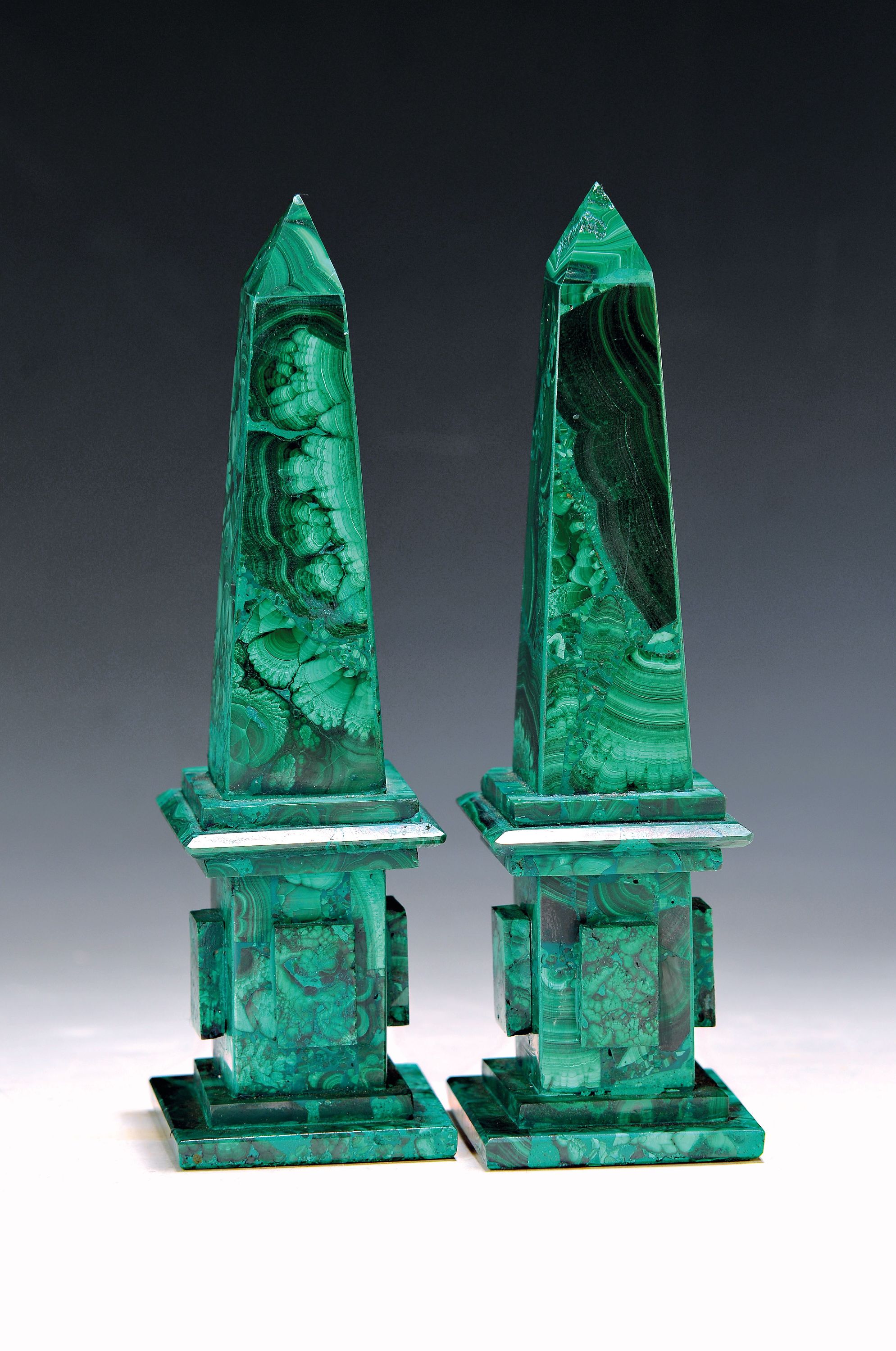 Paar Obelisken aus Malachit, neuzeitlich, H. ca. 20 cm
