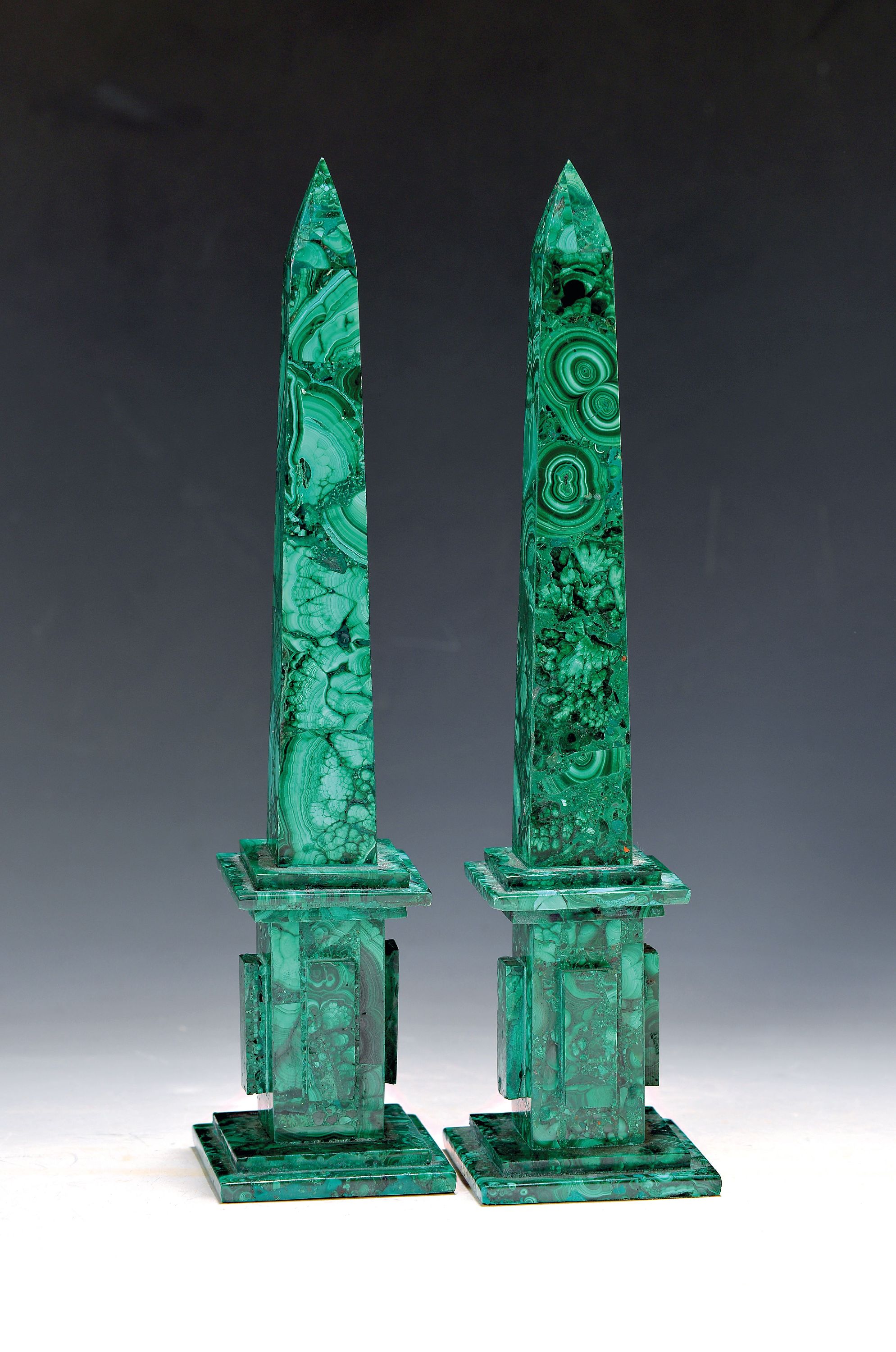 Paar Obelisken aus Malachit, neuzeitlich, H. ca. 30cm