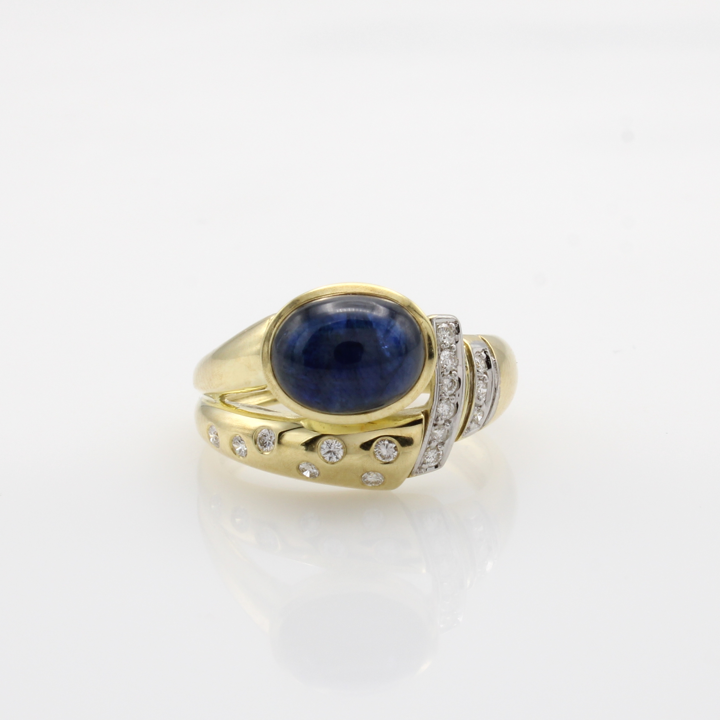 Image 27068134 - Ring mit Saphir und Brillanten, GG 585/000, ovaler Saphircabochon, Brill. zus. ca. 0.16 ...