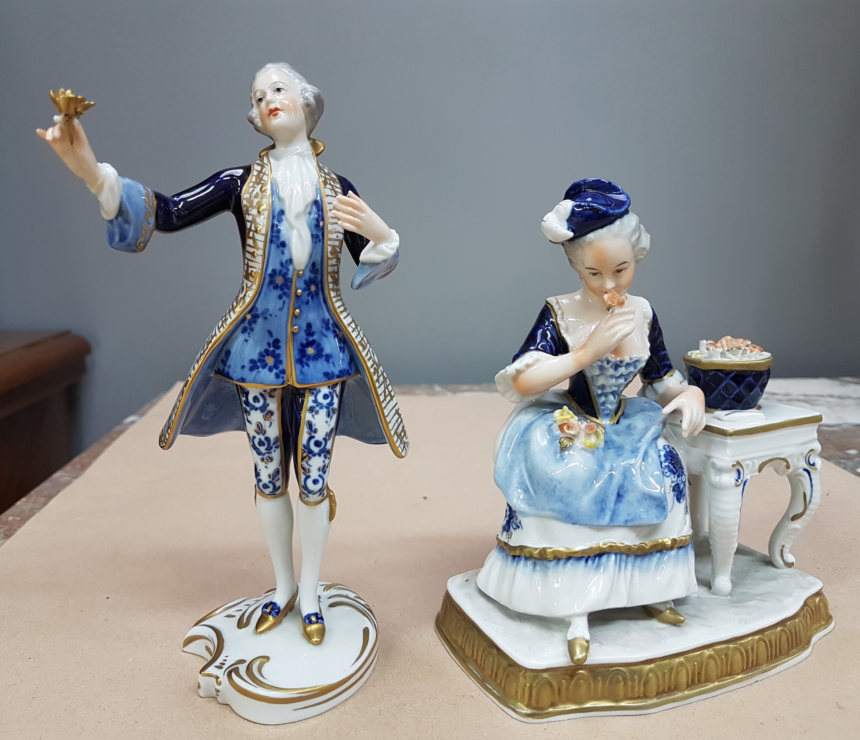 Detail a: Zwei Porzellanfiguren, Thüringen, 20. Jh., Kavalier, Älteste Volkstedt, H. ca. 18 cm, Unterweissbach, Allegorie auf den Geruch, bemalt, ...