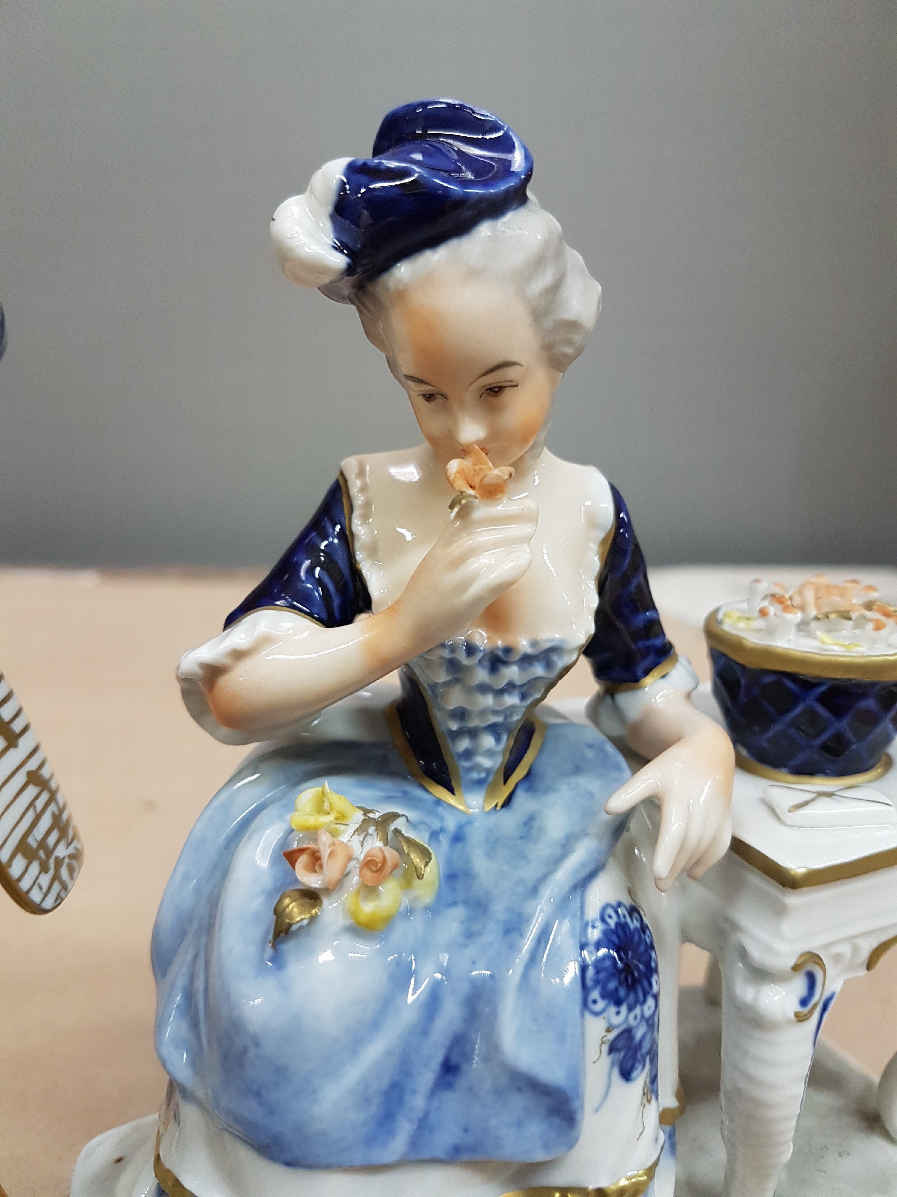 Detail e: Zwei Porzellanfiguren, Thüringen, 20. Jh., Kavalier, Älteste Volkstedt, H. ca. 18 cm, Unterweissbach, Allegorie auf den Geruch, bemalt, ...