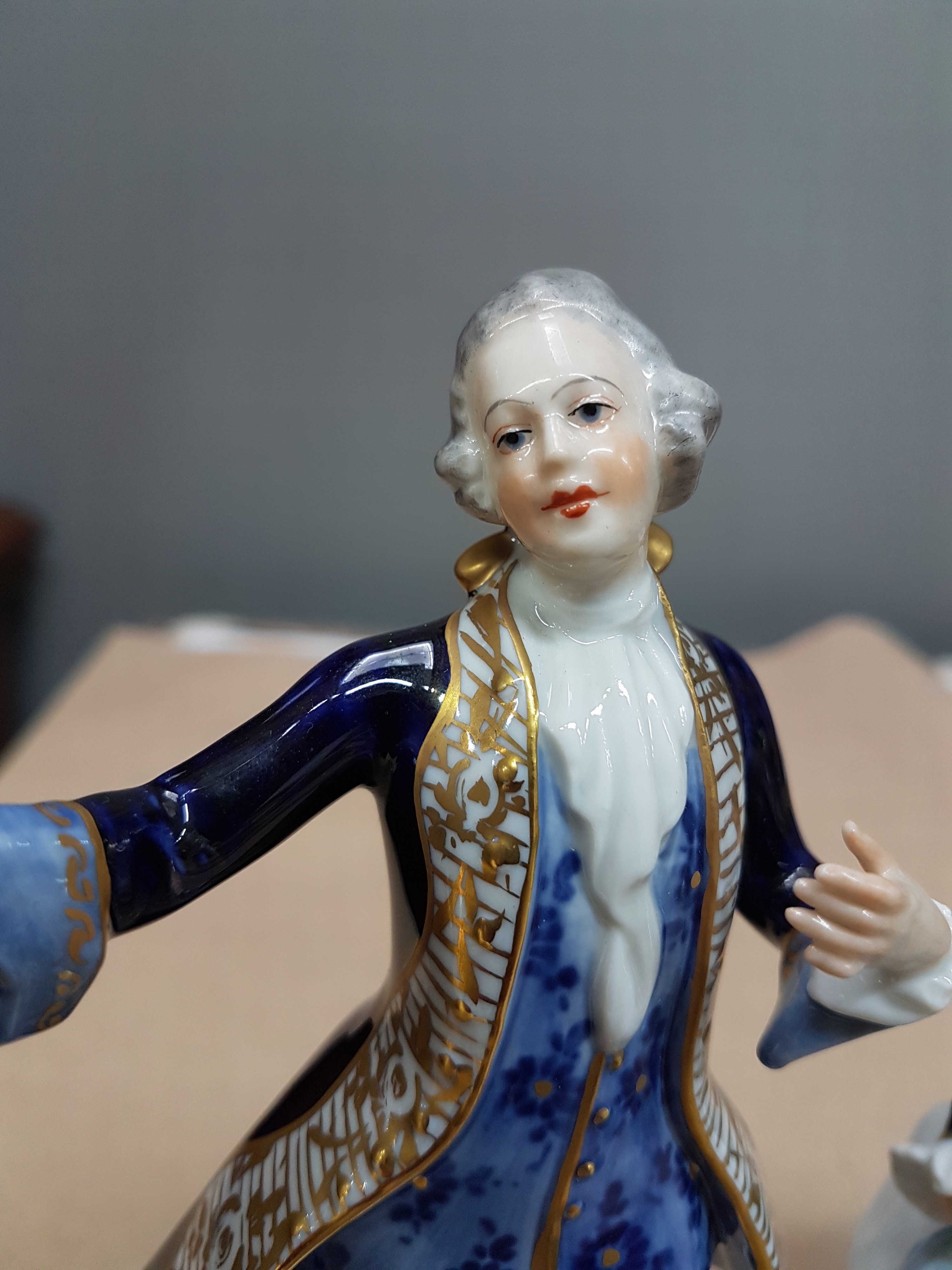 Detail f: Zwei Porzellanfiguren, Thüringen, 20. Jh., Kavalier, Älteste Volkstedt, H. ca. 18 cm, Unterweissbach, Allegorie auf den Geruch, bemalt, ...