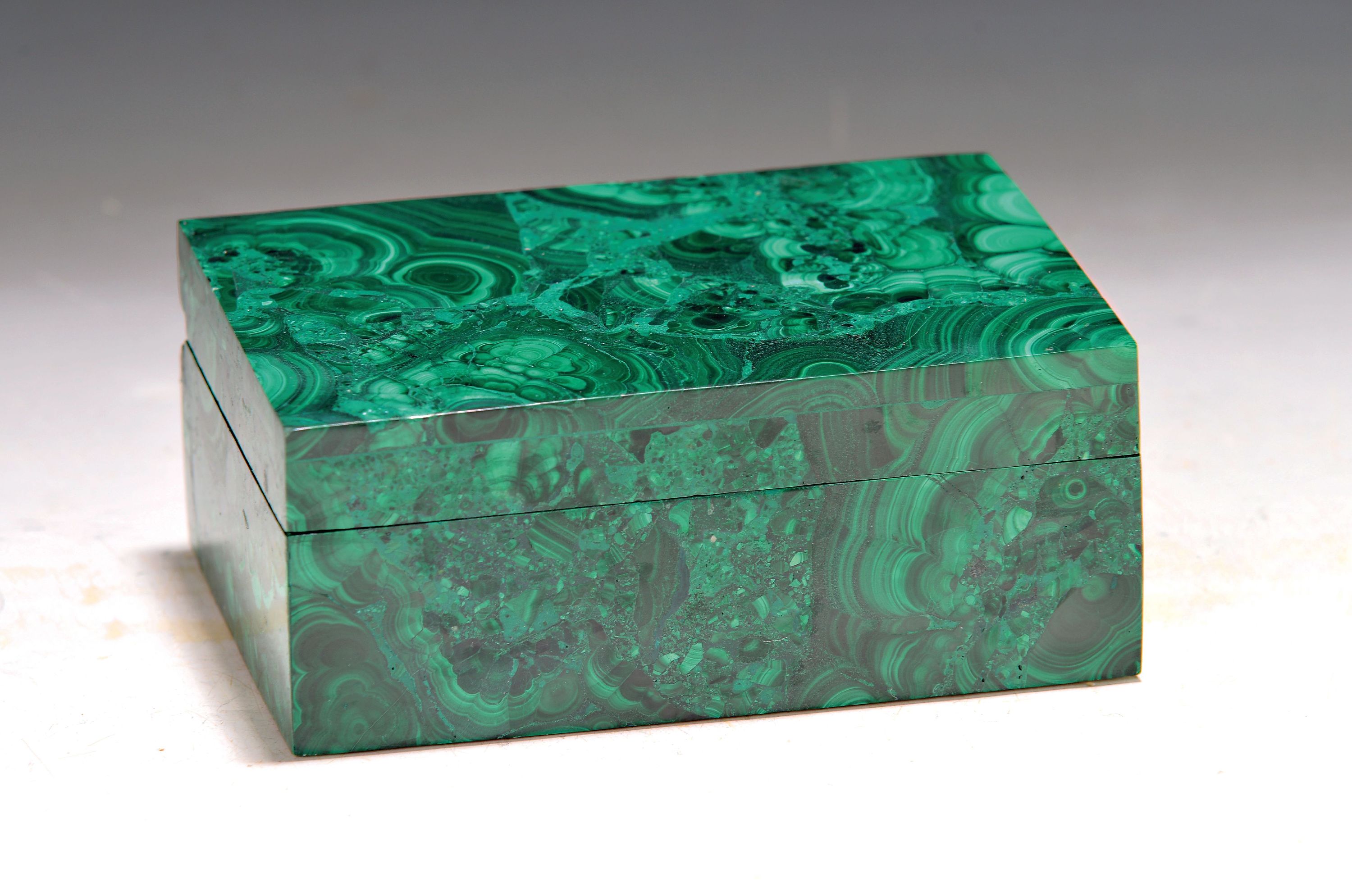 Deckeldose aus Malachit, neuzeitlich, ca. 5x15.5x10.5cm, Wandstärke ca. 0.5cm