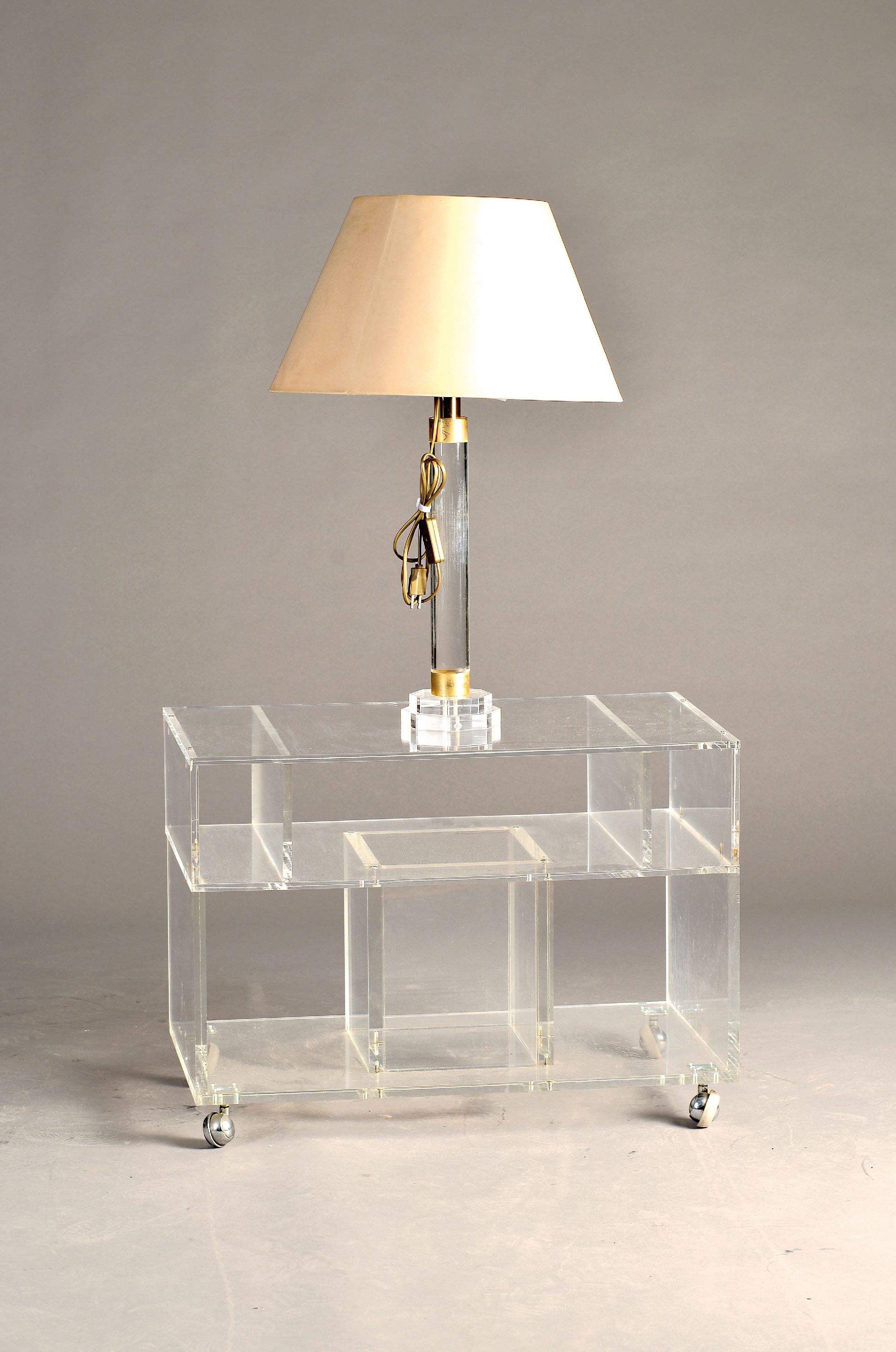 Rollwagen/Beistelltisch und Tischlampe, 20.Jh., Acryl, Lampe mit Messingmonturen, Tisch ca. 50x70x40cm, auf Rollen, Lampe mit einer Brennstelle, ...