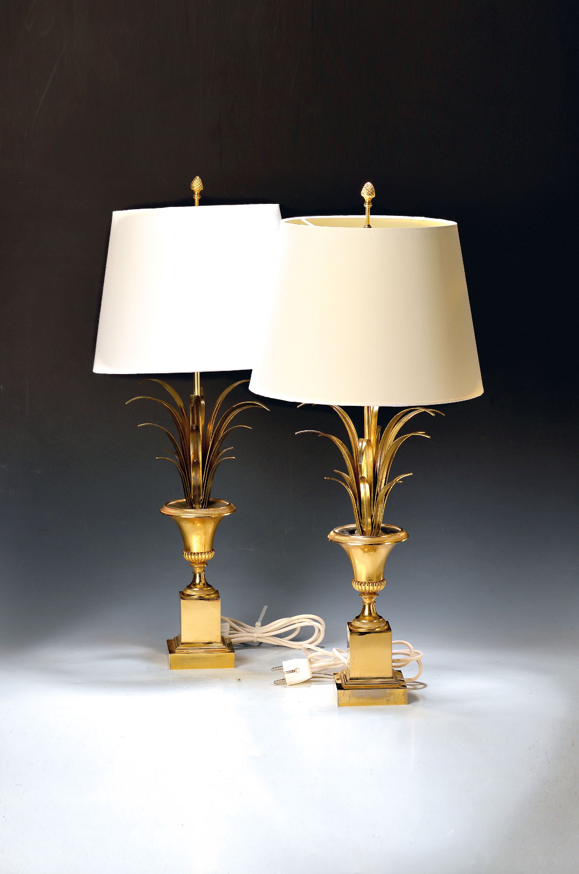 Paar Tischlampen, 20. Jh., im Stil Maison Charles Paris, Messing poliert, mit Palmblattdekor, je drei Brennstellen, Elektr. nicht geprüft, H. ca. 70 ...