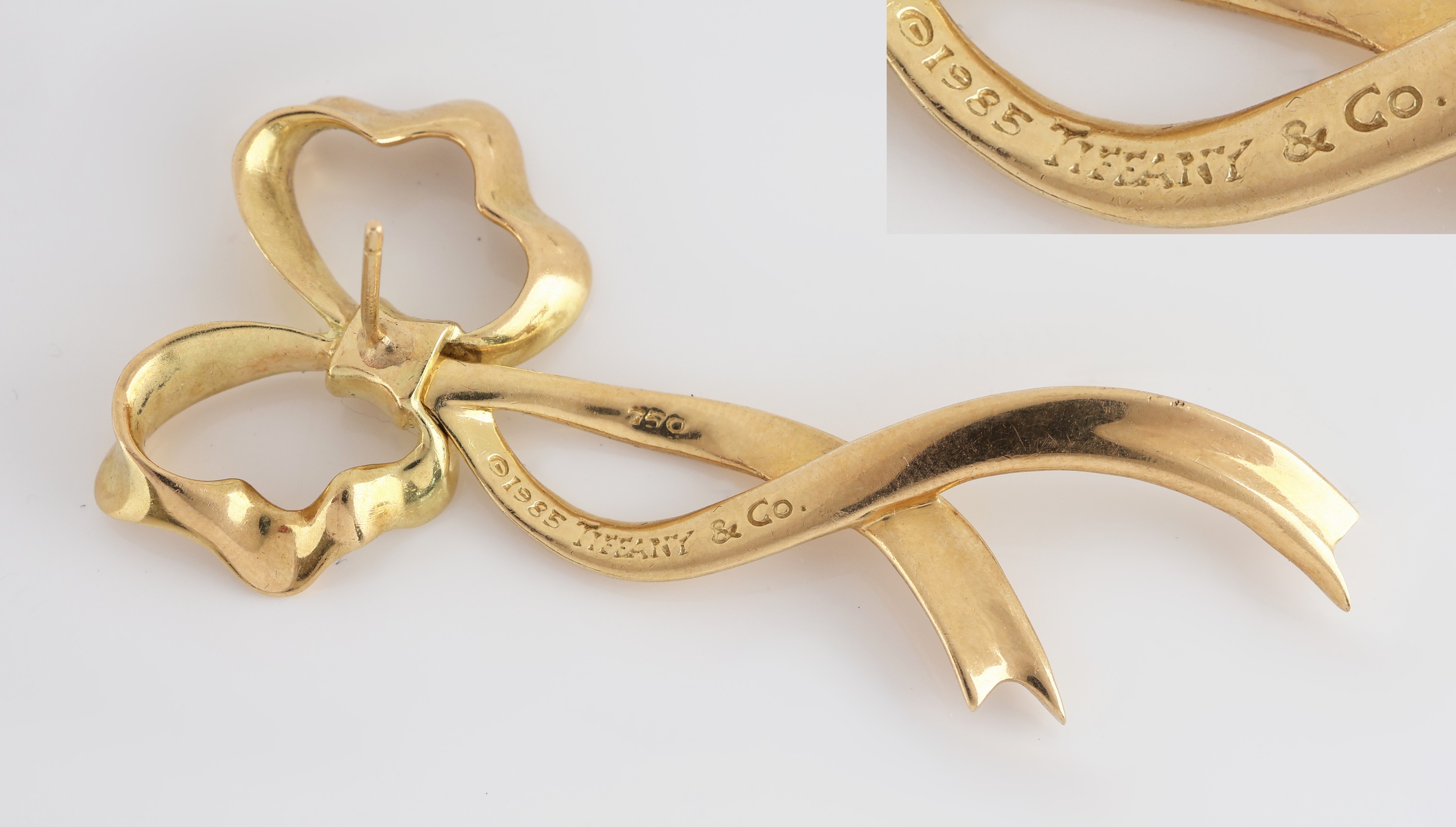 Detail c: Paar 18 kt Gold TIFFANY & CO Ohrstecker, GG750/000, plastisch gearbeitetes Schleifenmotiv, Entwurf 1985, L. ca 6 cm, ca. 20.4 g, sign., Brisuren ...