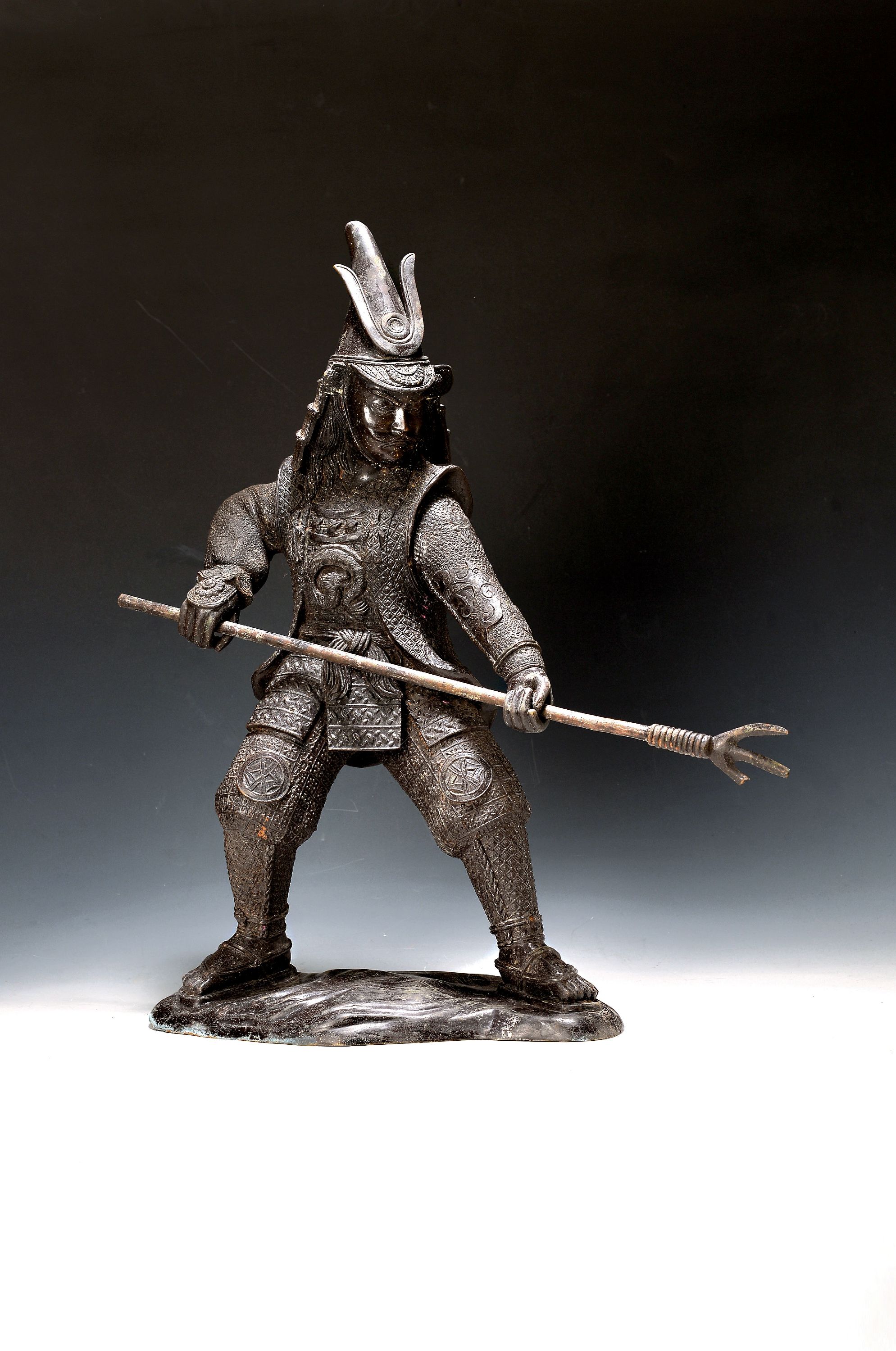 Große Skulptur eines Samurai, Japan, 20.Jh., Galvanoplastik, stehender Samurai in gespannter Haltung, in voller Rüstung mit Yari (eine Zinke ...