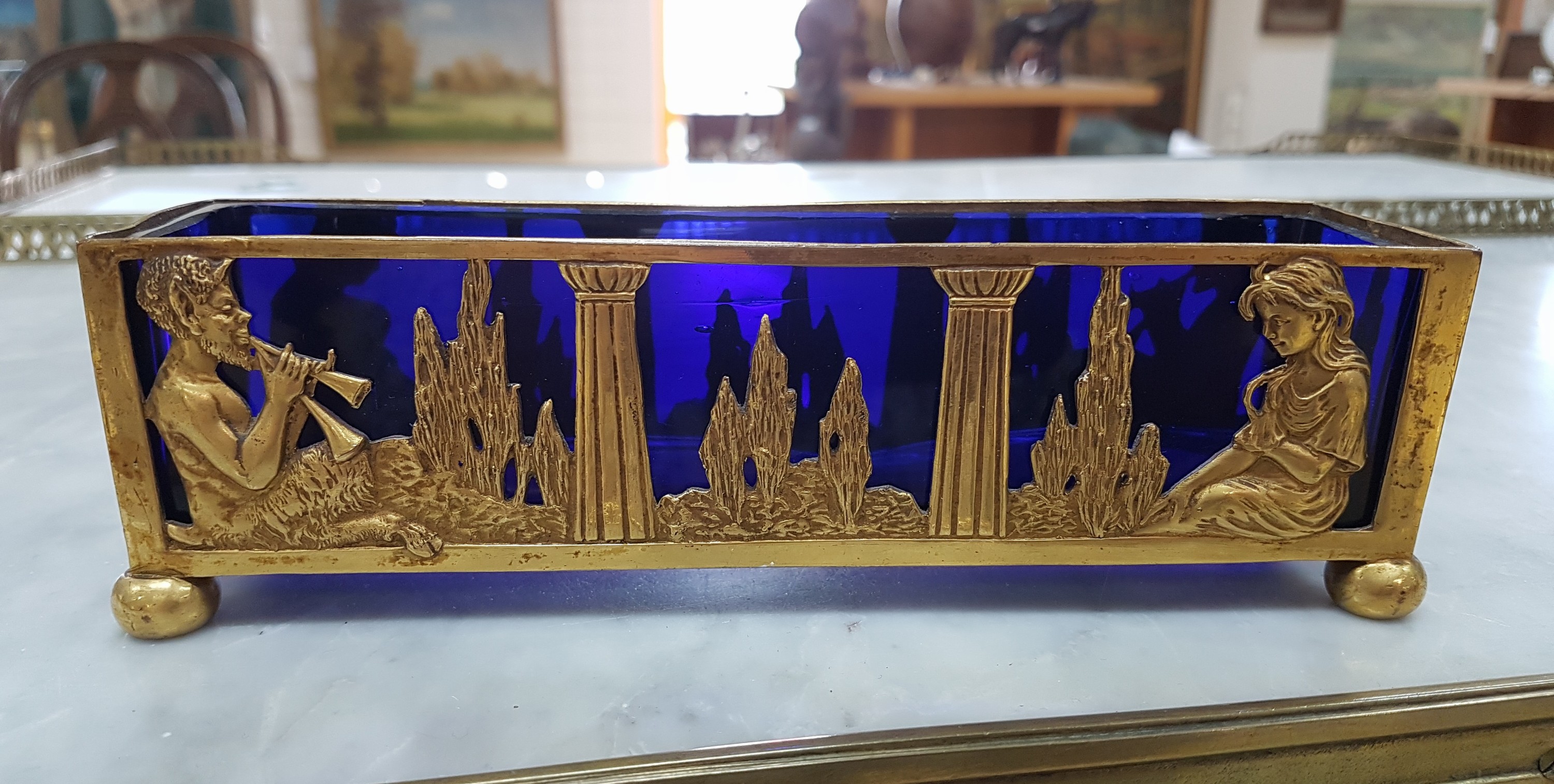 Detail a: Kleine Jardiniere, Frankreich, um 1900, Messing, Landschaft mit flötespielendem Pan und junger Frau, blauer Glaseinsatz, ca. 5.5x19x5cm