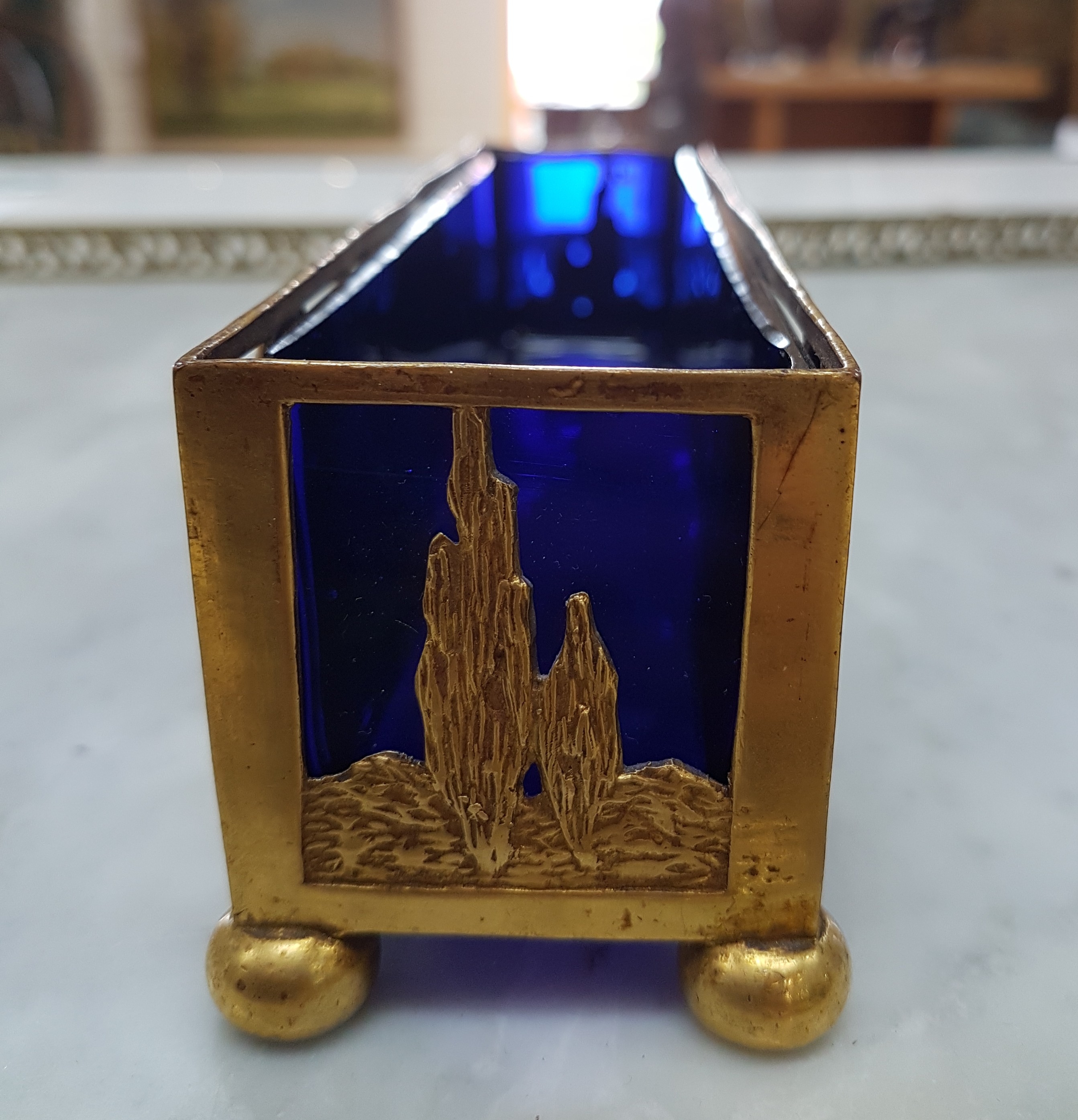 Detail b: Kleine Jardiniere, Frankreich, um 1900, Messing, Landschaft mit flötespielendem Pan und junger Frau, blauer Glaseinsatz, ca. 5.5x19x5cm