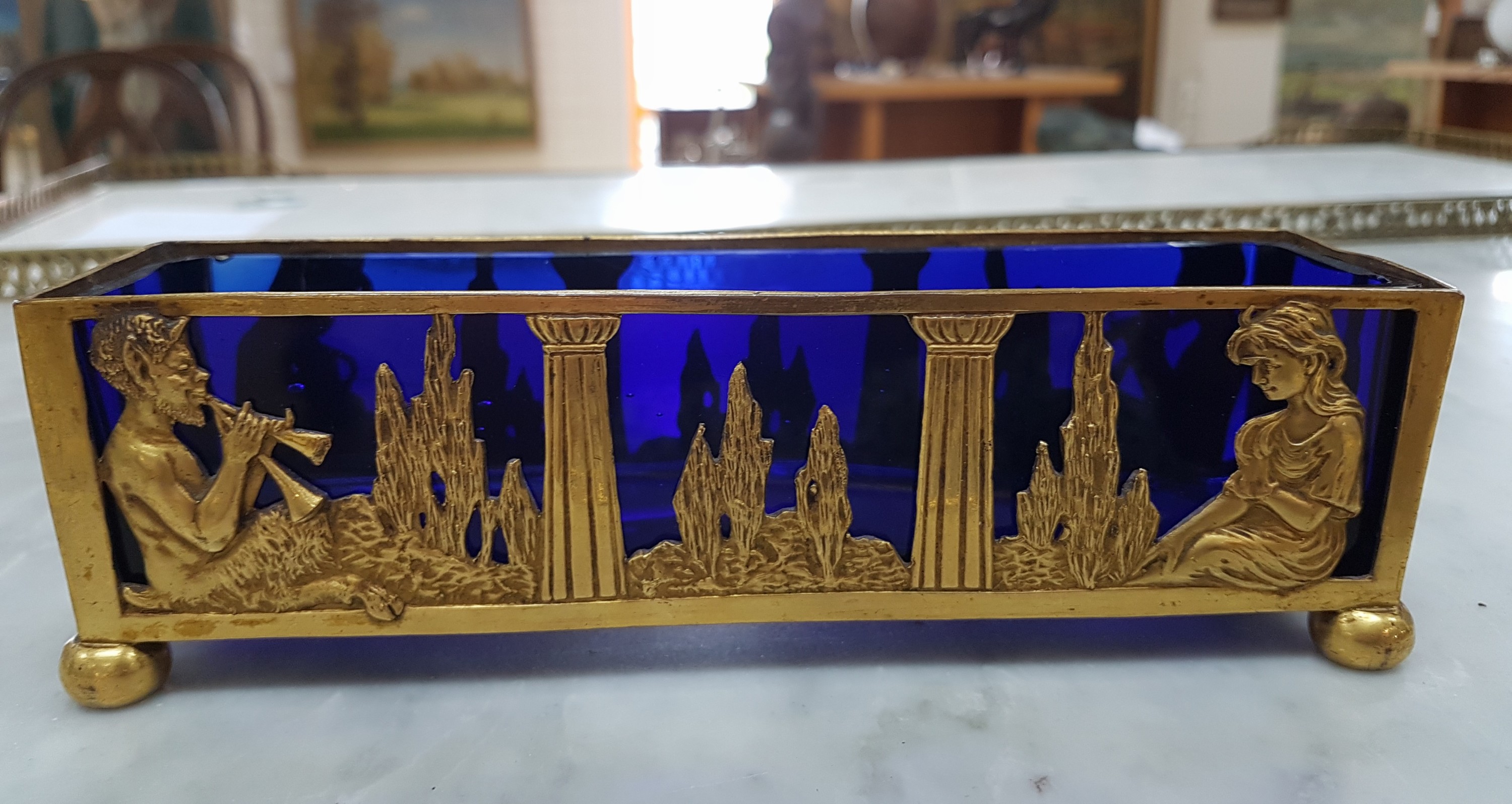Detail c: Kleine Jardiniere, Frankreich, um 1900, Messing, Landschaft mit flötespielendem Pan und junger Frau, blauer Glaseinsatz, ca. 5.5x19x5cm