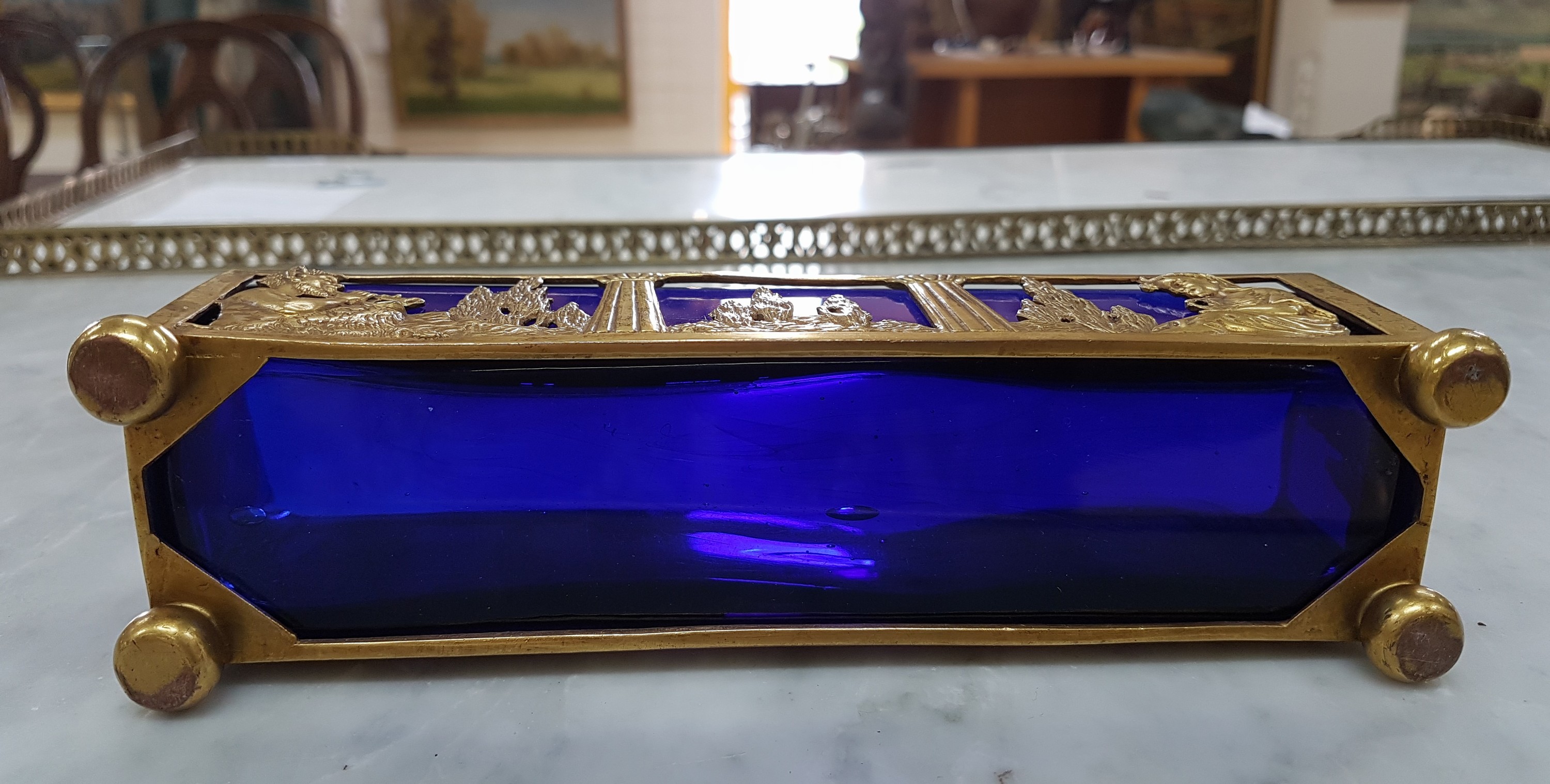 Detail e: Kleine Jardiniere, Frankreich, um 1900, Messing, Landschaft mit flötespielendem Pan und junger Frau, blauer Glaseinsatz, ca. 5.5x19x5cm