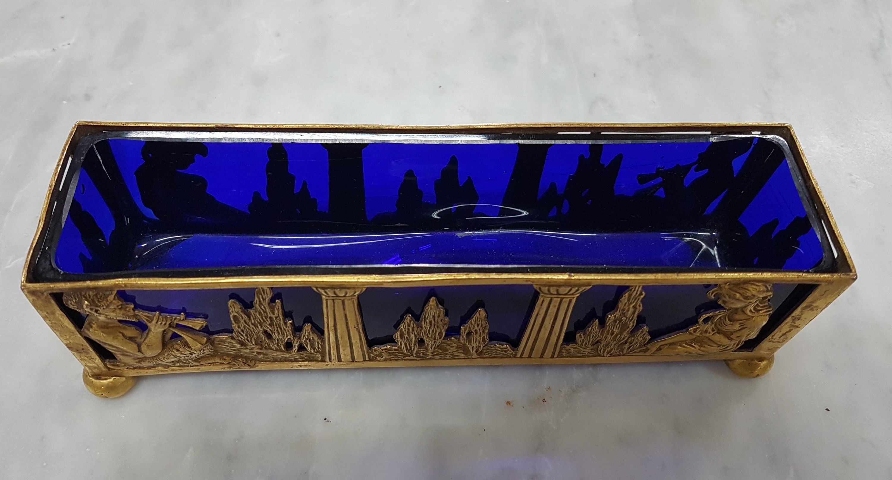 Detail f: Kleine Jardiniere, Frankreich, um 1900, Messing, Landschaft mit flötespielendem Pan und junger Frau, blauer Glaseinsatz, ca. 5.5x19x5cm