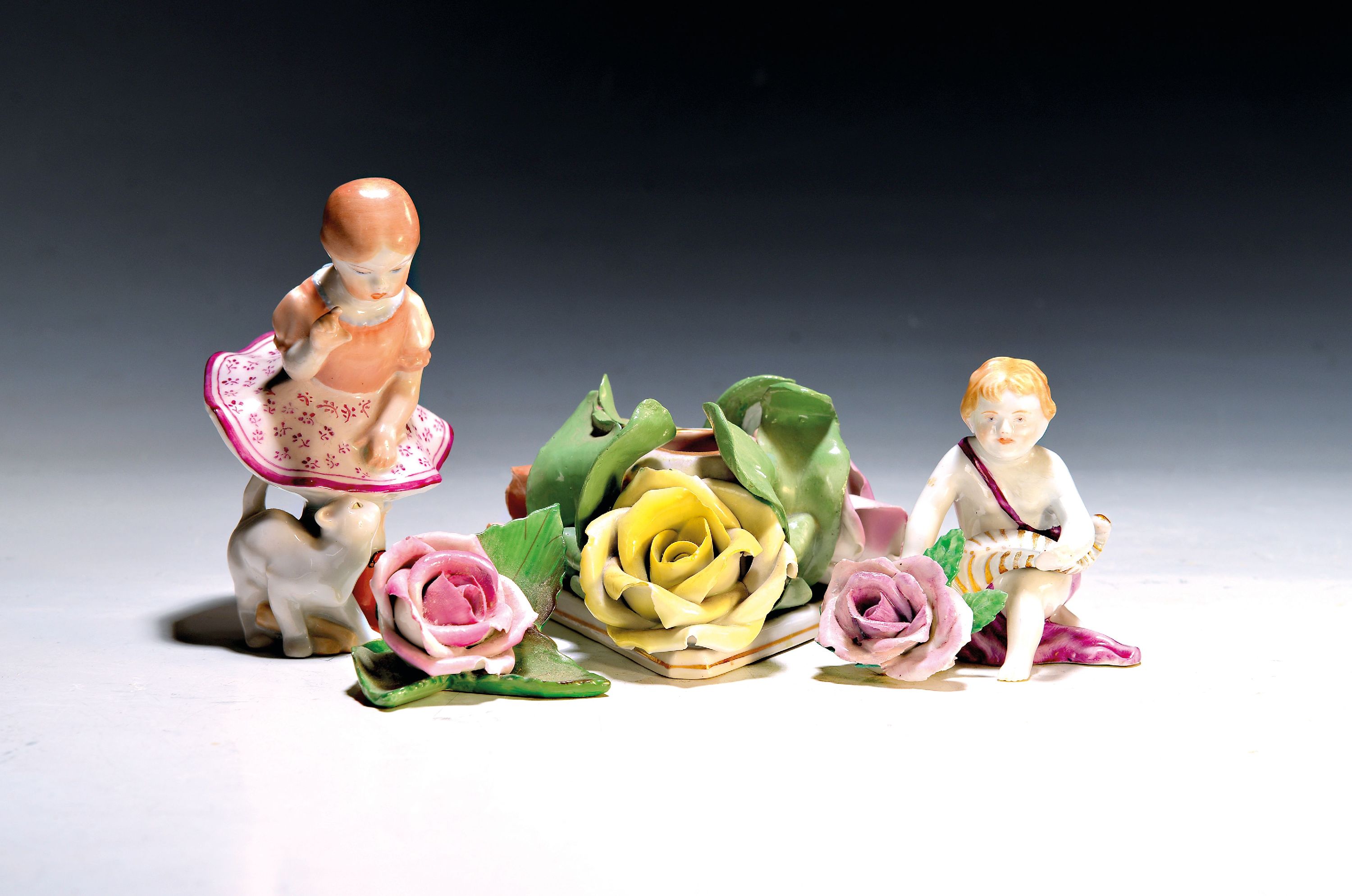 Image 27068152 - Zwei Porzellanfiguren, Leuchter und Tischdekoration, Herend, 20. Jh., Mädchen mit ...