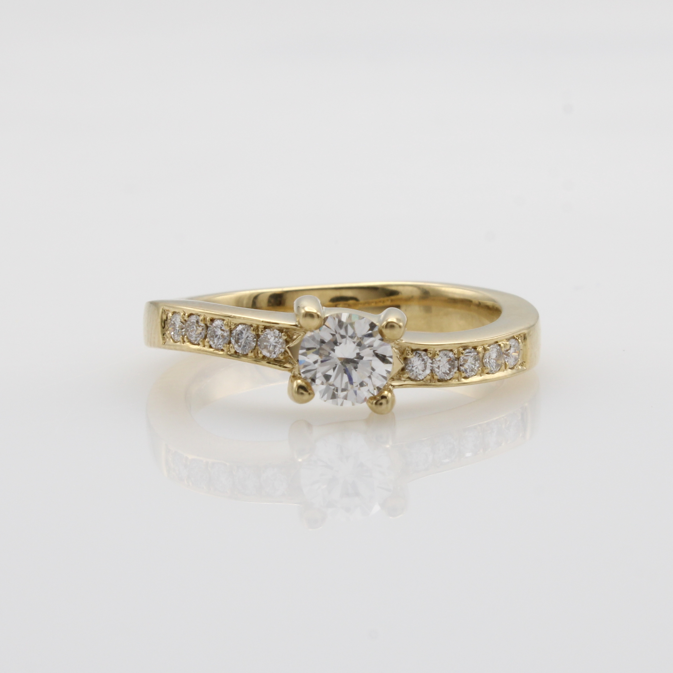 Image 27068155 - Ring mit Brillanten, GG 585/000, Solitär u. Besatzbrill. zus. ca. 0.61 ct Weiß/si, RW ...