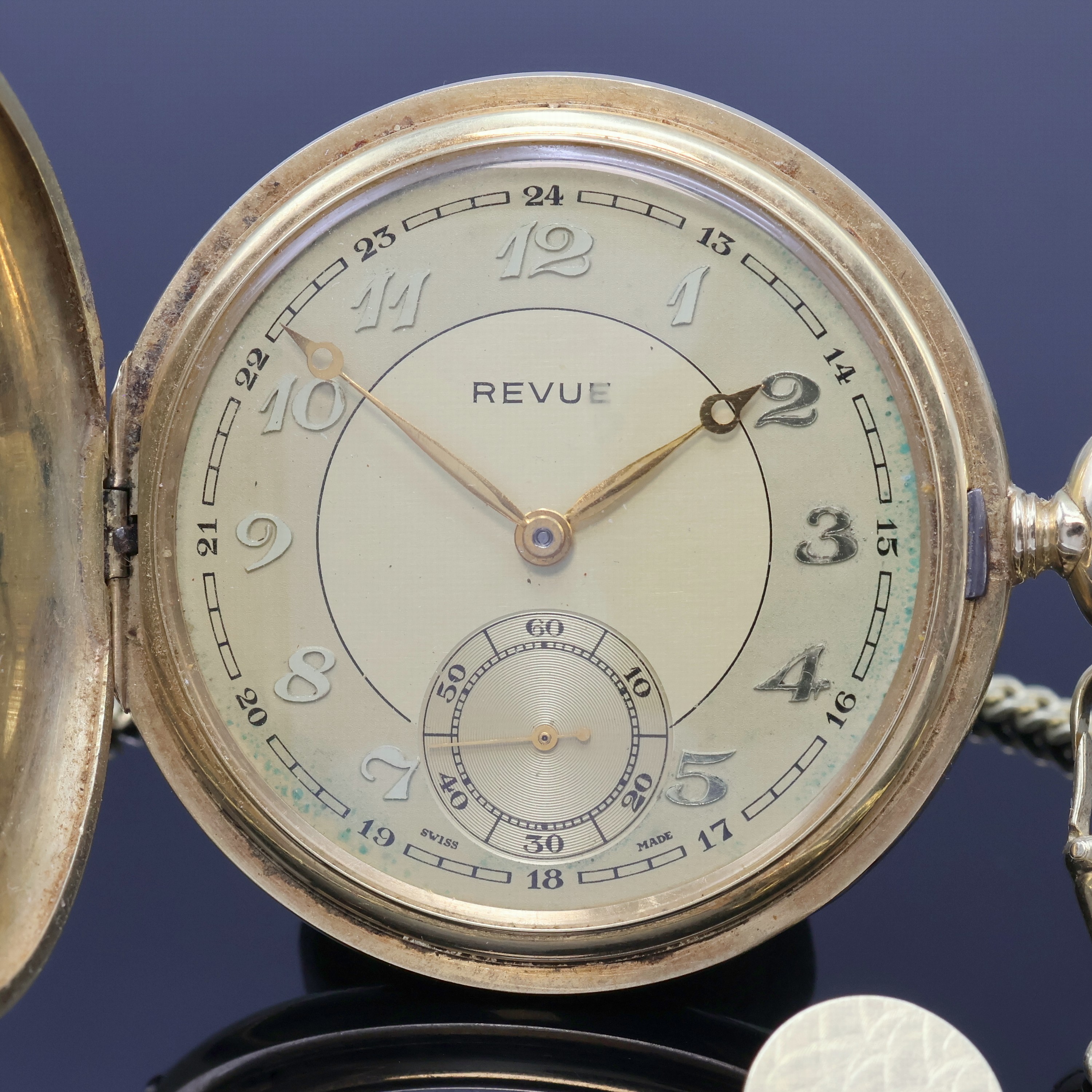 Detail a: REVUE Savonette Herrentaschenuhr in GG 585/000 an GG 585/000 Kette, Schweiz um 1930, guill. 3-Deckel Goldgeh. dell., gold. Duoton- Zifferbl. m. ...