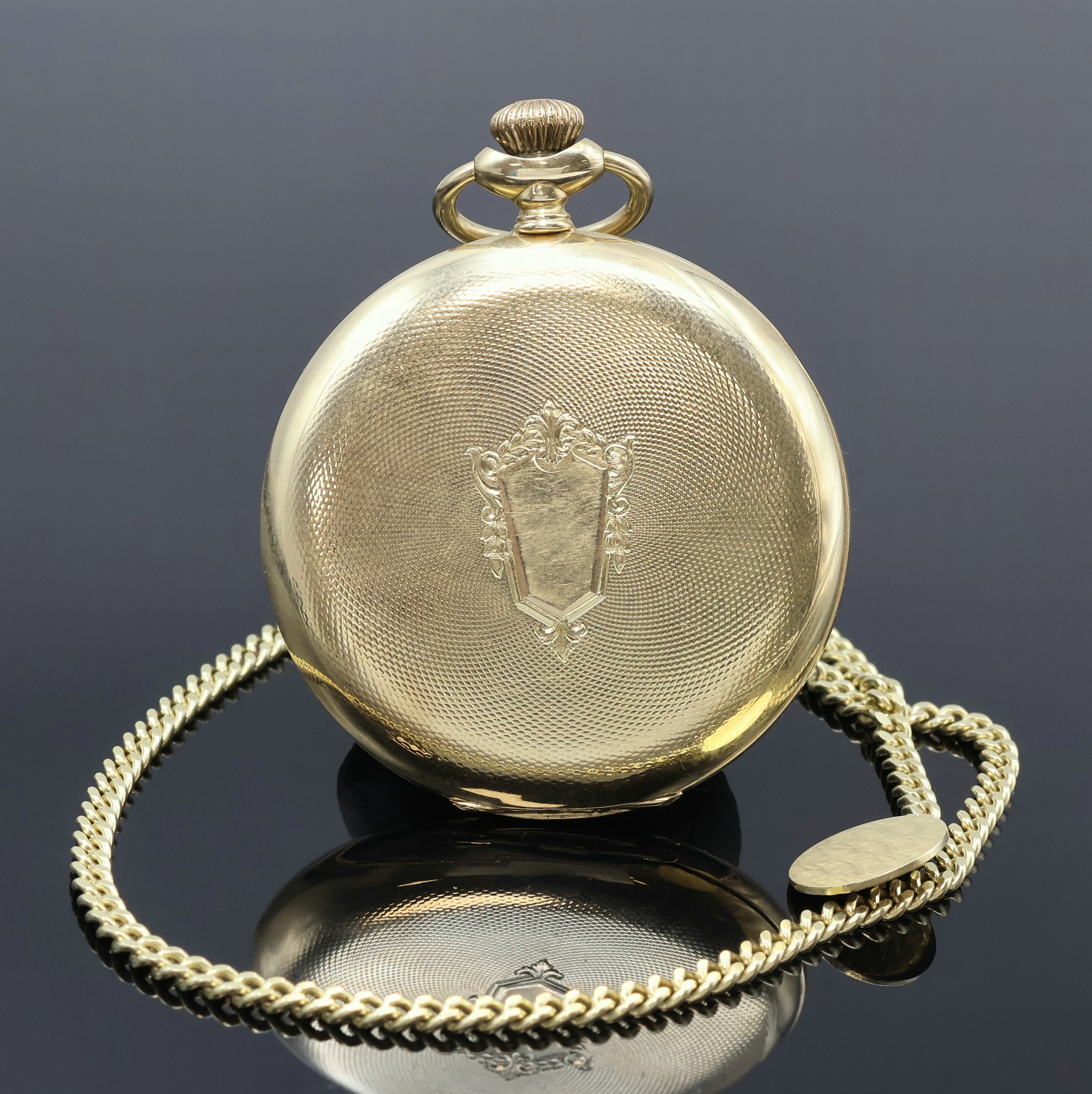 Detail b: REVUE Savonette Herrentaschenuhr in GG 585/000 an GG 585/000 Kette, Schweiz um 1930, guill. 3-Deckel Goldgeh. dell., gold. Duoton- Zifferbl. m. ...
