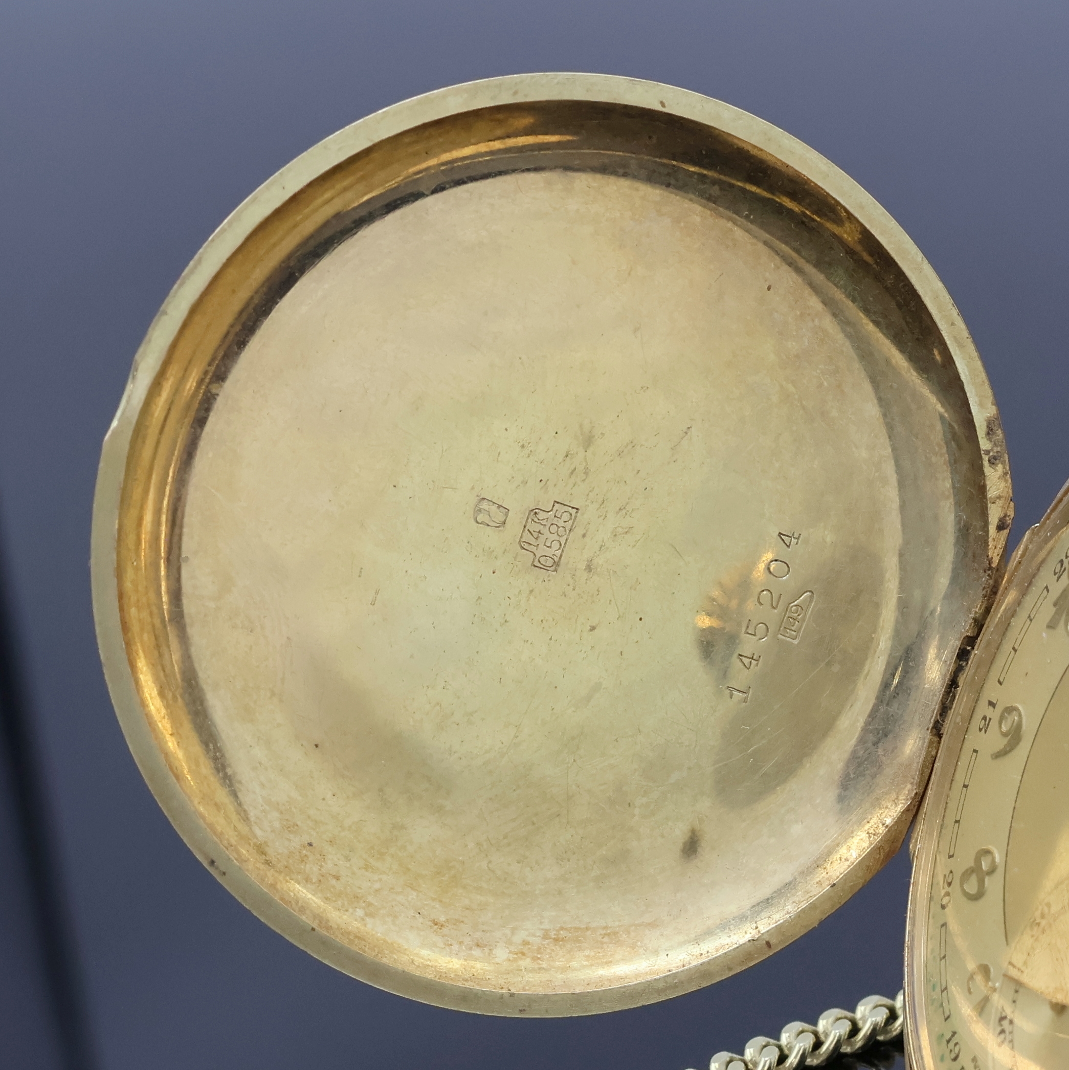Detail d: REVUE Savonette Herrentaschenuhr in GG 585/000 an GG 585/000 Kette, Schweiz um 1930, guill. 3-Deckel Goldgeh. dell., gold. Duoton- Zifferbl. m. ...