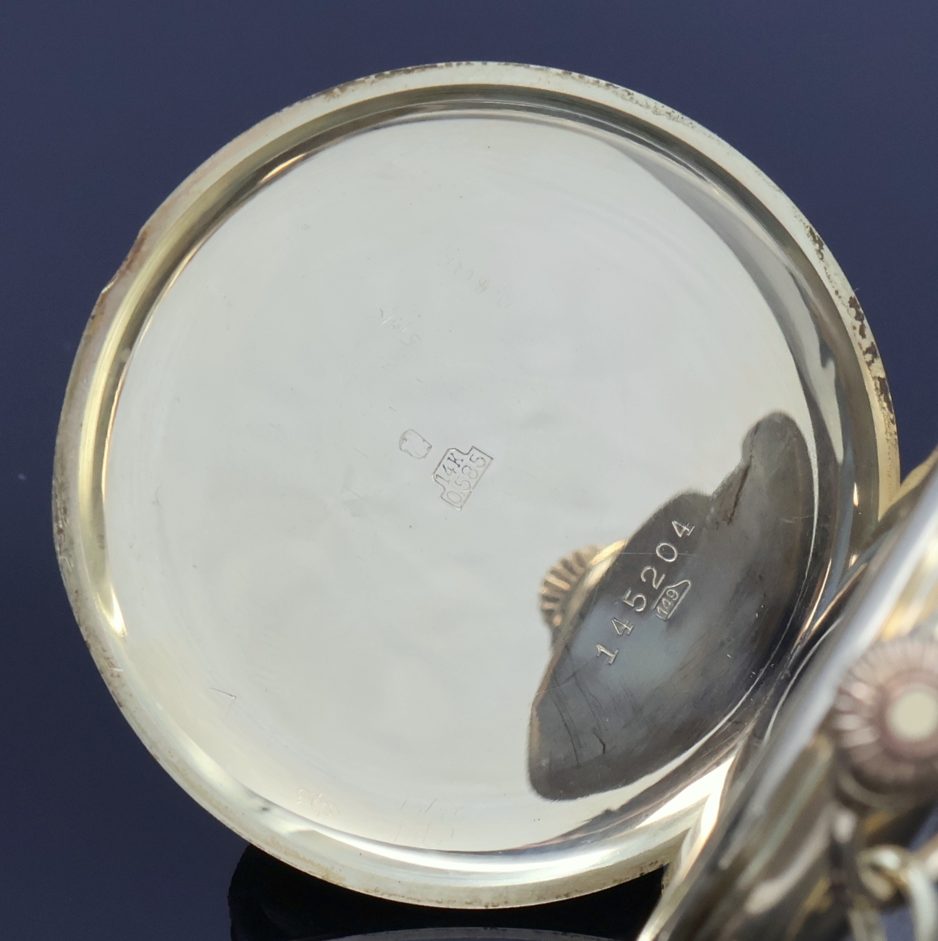 Detail f: REVUE Savonette Herrentaschenuhr in GG 585/000 an GG 585/000 Kette, Schweiz um 1930, guill. 3-Deckel Goldgeh. dell., gold. Duoton- Zifferbl. m. ...