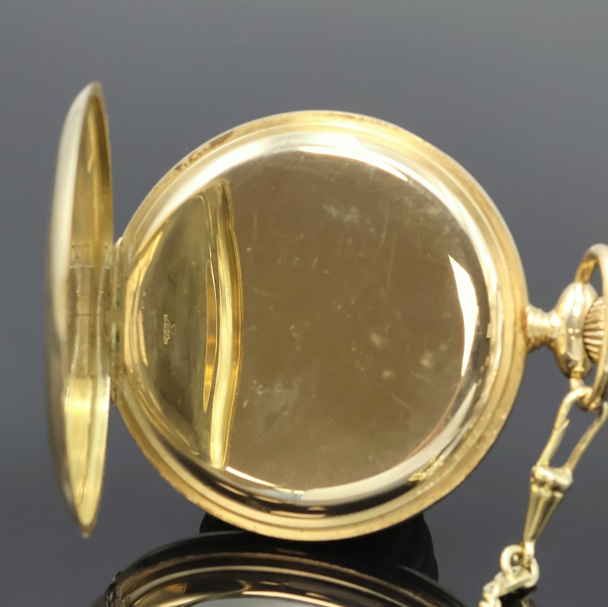 Detail g: REVUE Savonette Herrentaschenuhr in GG 585/000 an GG 585/000 Kette, Schweiz um 1930, guill. 3-Deckel Goldgeh. dell., gold. Duoton- Zifferbl. m. ...
