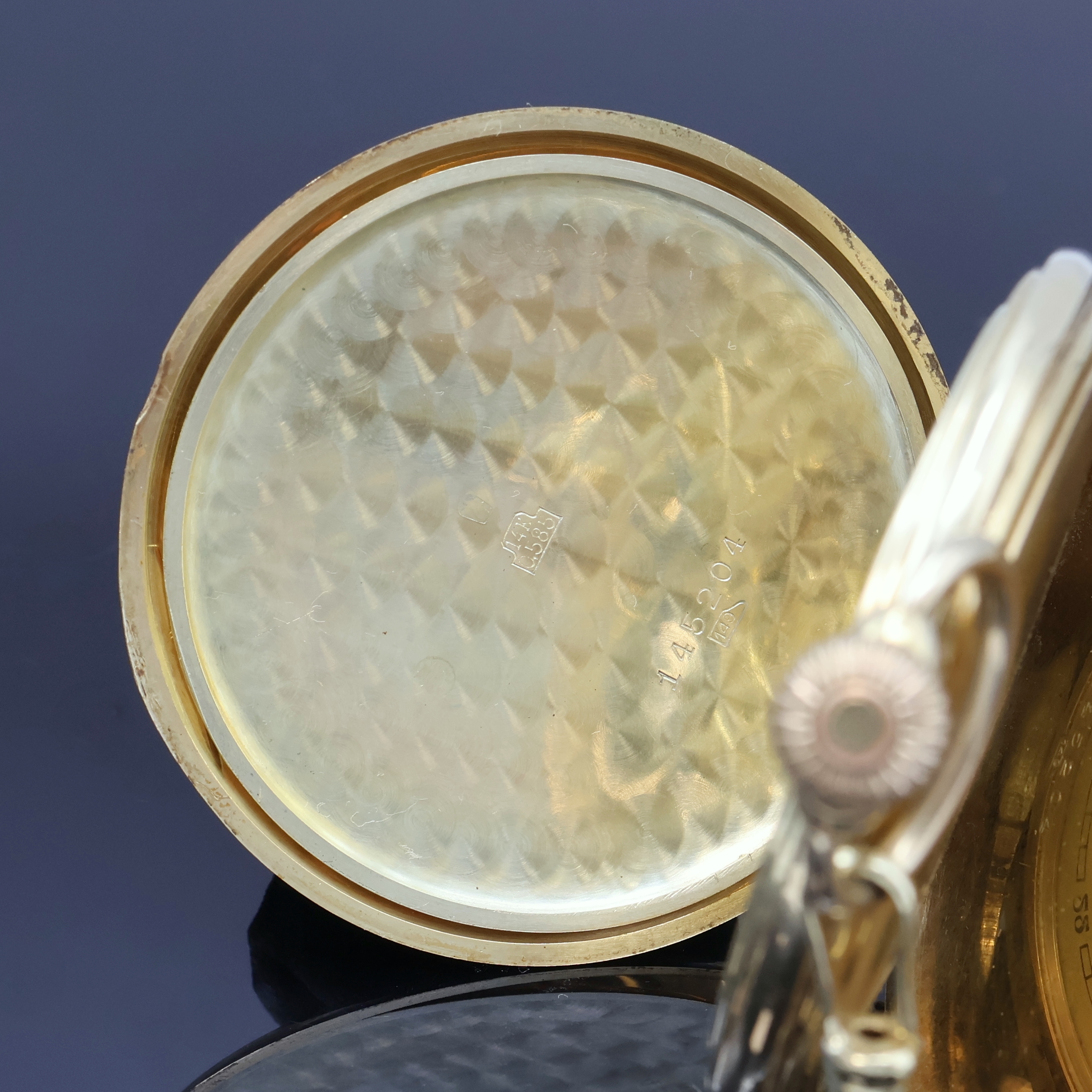 Detail h: REVUE Savonette Herrentaschenuhr in GG 585/000 an GG 585/000 Kette, Schweiz um 1930, guill. 3-Deckel Goldgeh. dell., gold. Duoton- Zifferbl. m. ...