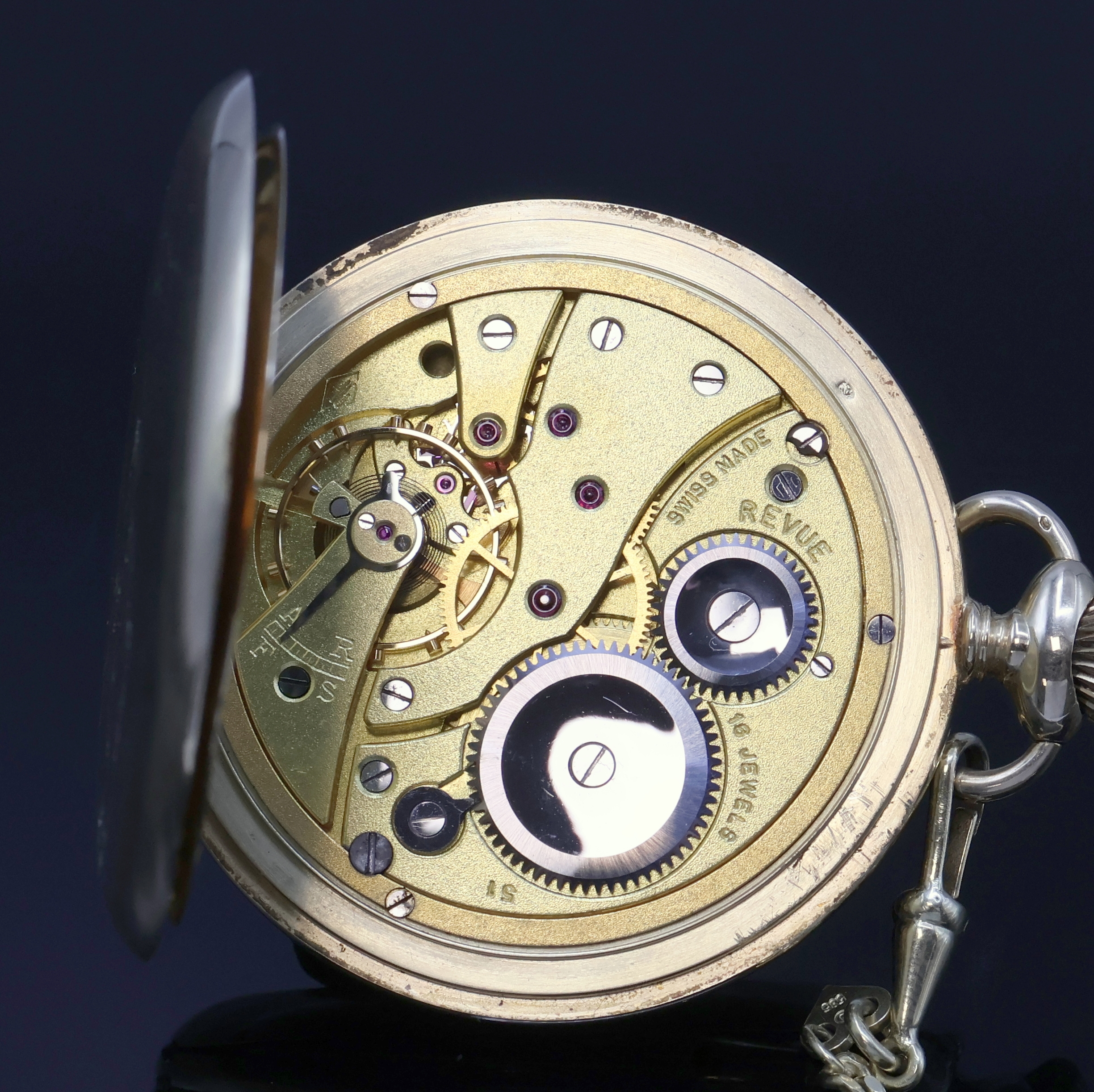Detail i: REVUE Savonette Herrentaschenuhr in GG 585/000 an GG 585/000 Kette, Schweiz um 1930, guill. 3-Deckel Goldgeh. dell., gold. Duoton- Zifferbl. m. ...